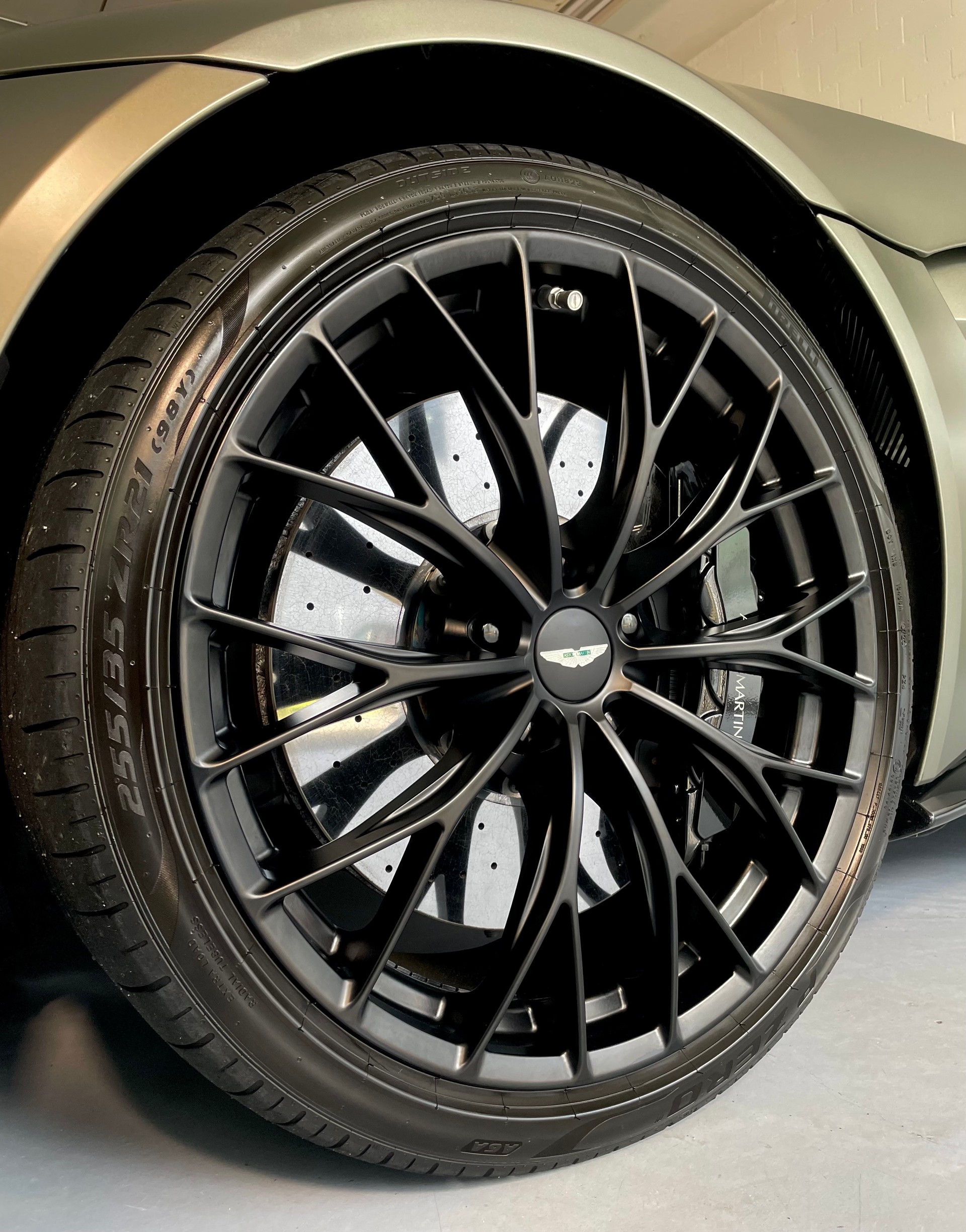 ASTON MARTIN V8 Vantage 4.0 Coupé CH- Fzg. in Q- Sonder-Lack Satin & Carbon Brakes, NP: 225‘000.--image-17