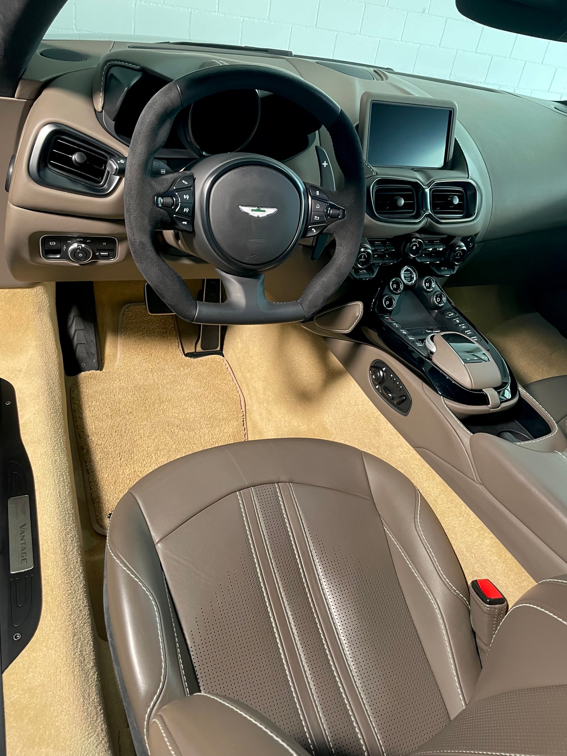 ASTON MARTIN V8 Vantage 4.0 Coupé CH- Fzg. in Q- Sonder-Lack Satin & Carbon Brakes, NP: 225‘000.--image-20