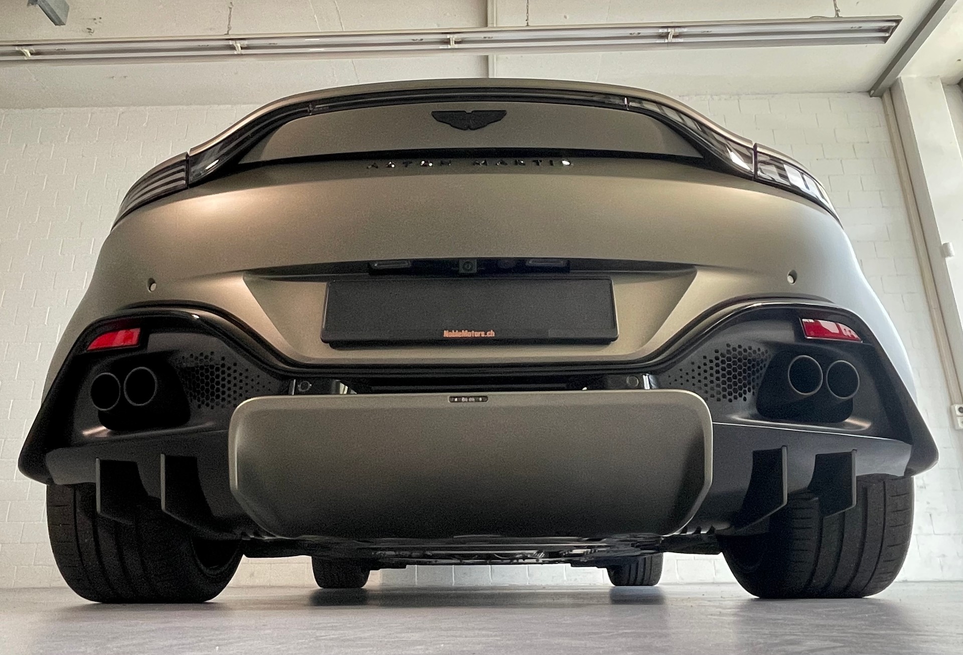 ASTON MARTIN V8 Vantage 4.0 Coupé CH- Fzg. in Q- Sonder-Lack Satin & Carbon Brakes, NP: 225‘000.--image-16