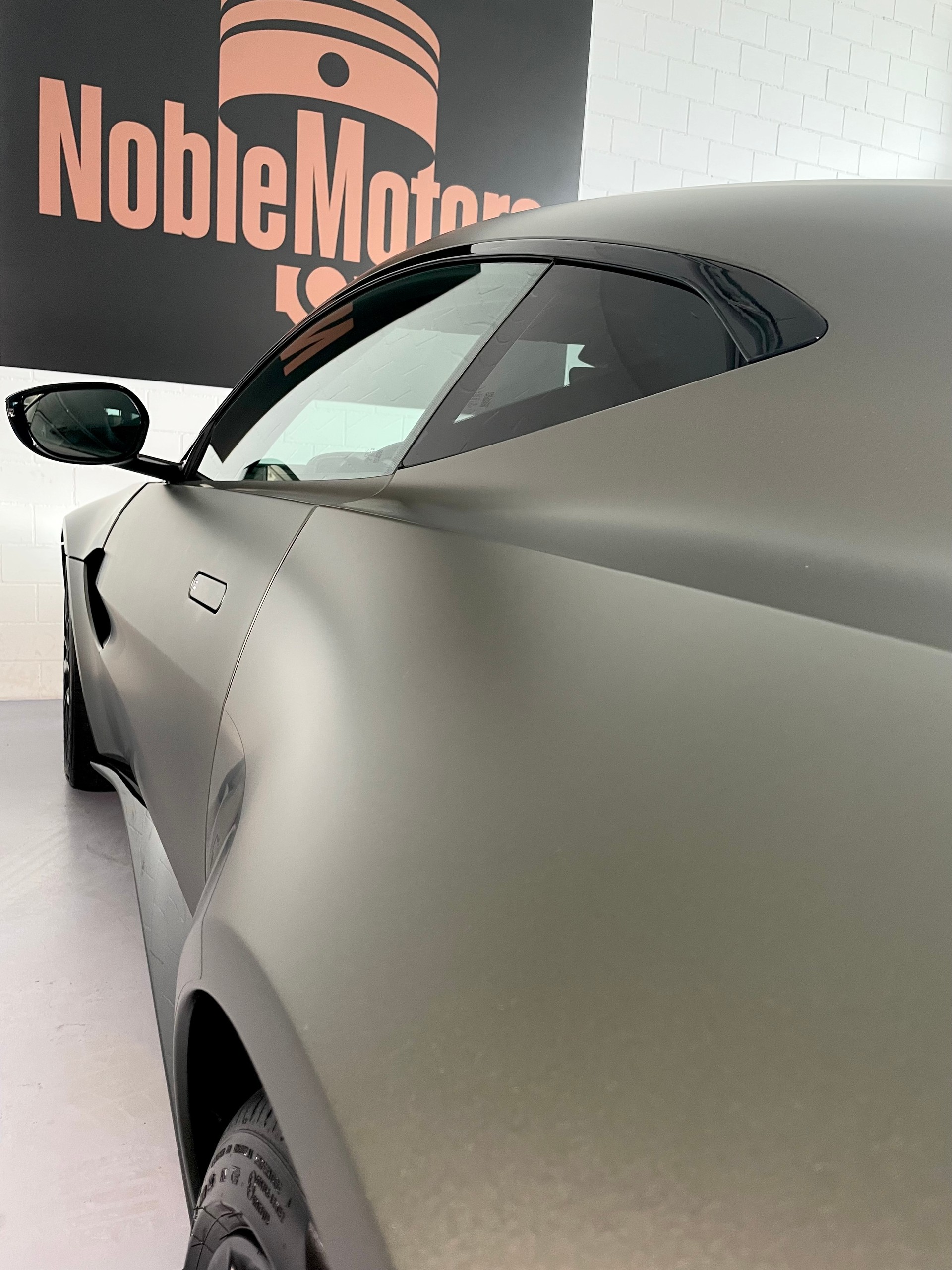 ASTON MARTIN V8 Vantage 4.0 Coupé CH- Fzg. in Q- Sonder-Lack Satin & Carbon Brakes, NP: 225‘000.--image-11