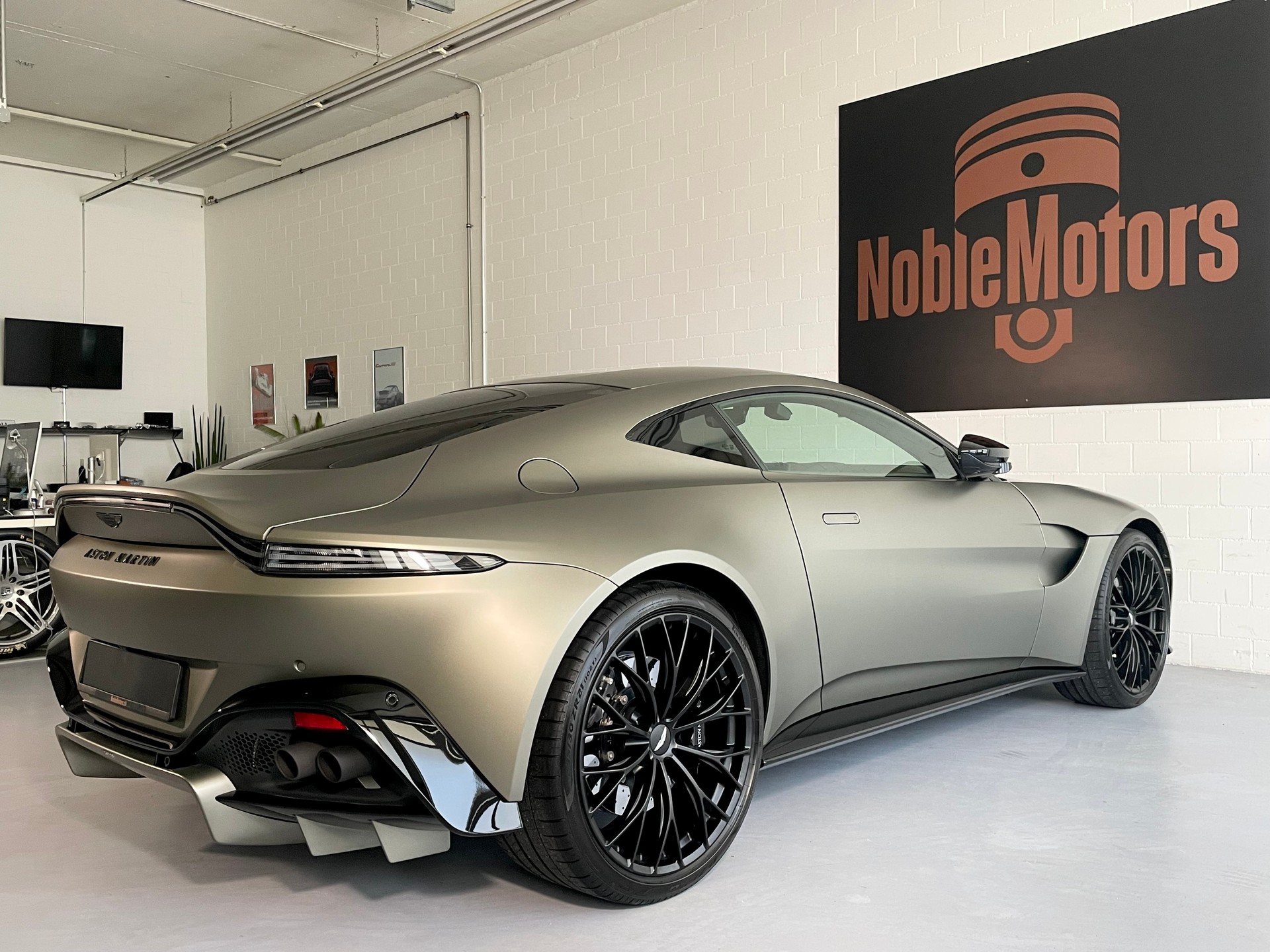 ASTON MARTIN V8 Vantage 4.0 Coupé CH- Fzg. in Q- Sonder-Lack Satin & Carbon Brakes, NP: 225‘000.--image-5