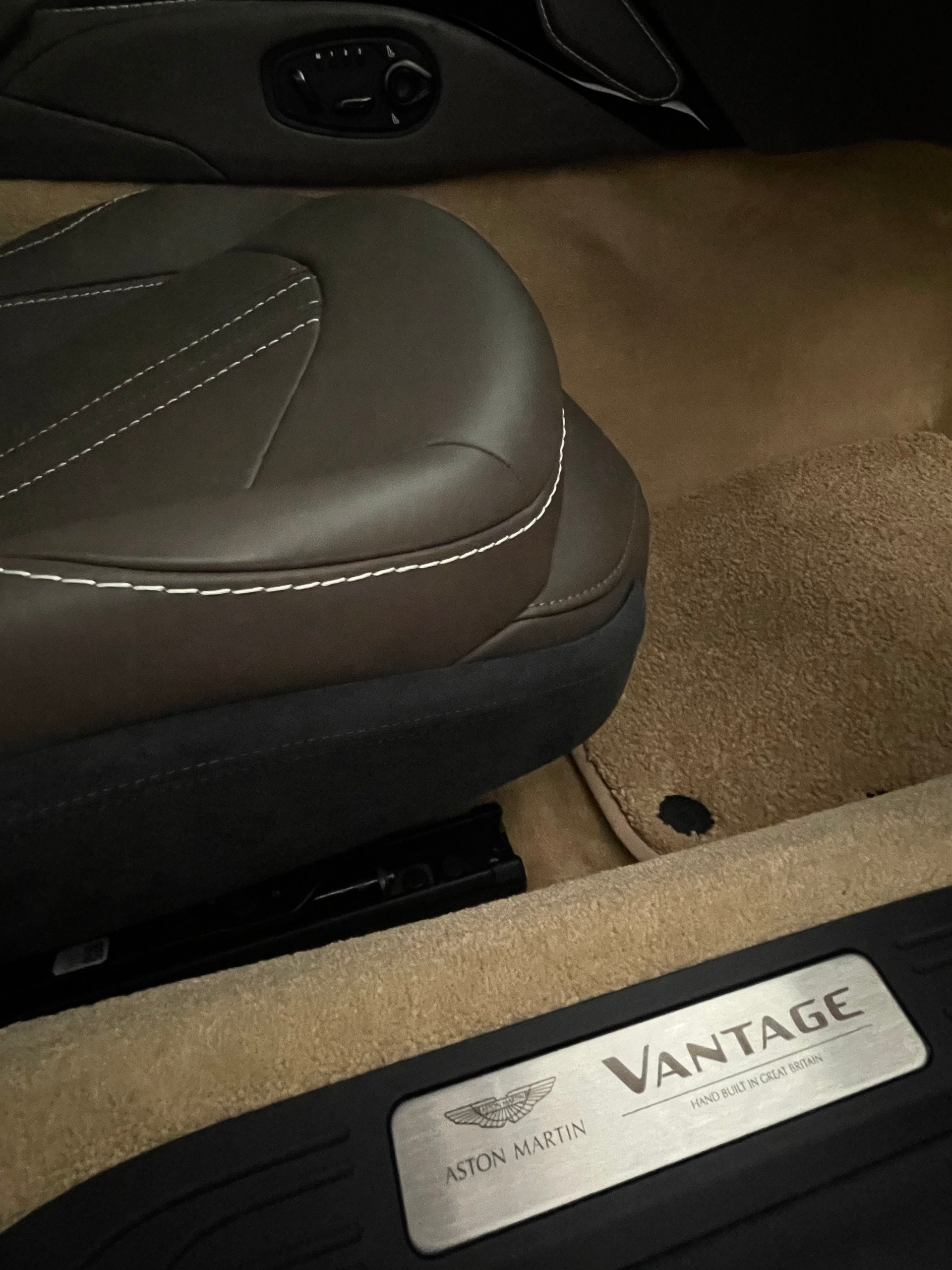 ASTON MARTIN V8 Vantage 4.0 Coupé CH- Fzg. in Q- Sonder-Lack Satin & Carbon Brakes, NP: 225‘000.--image-25