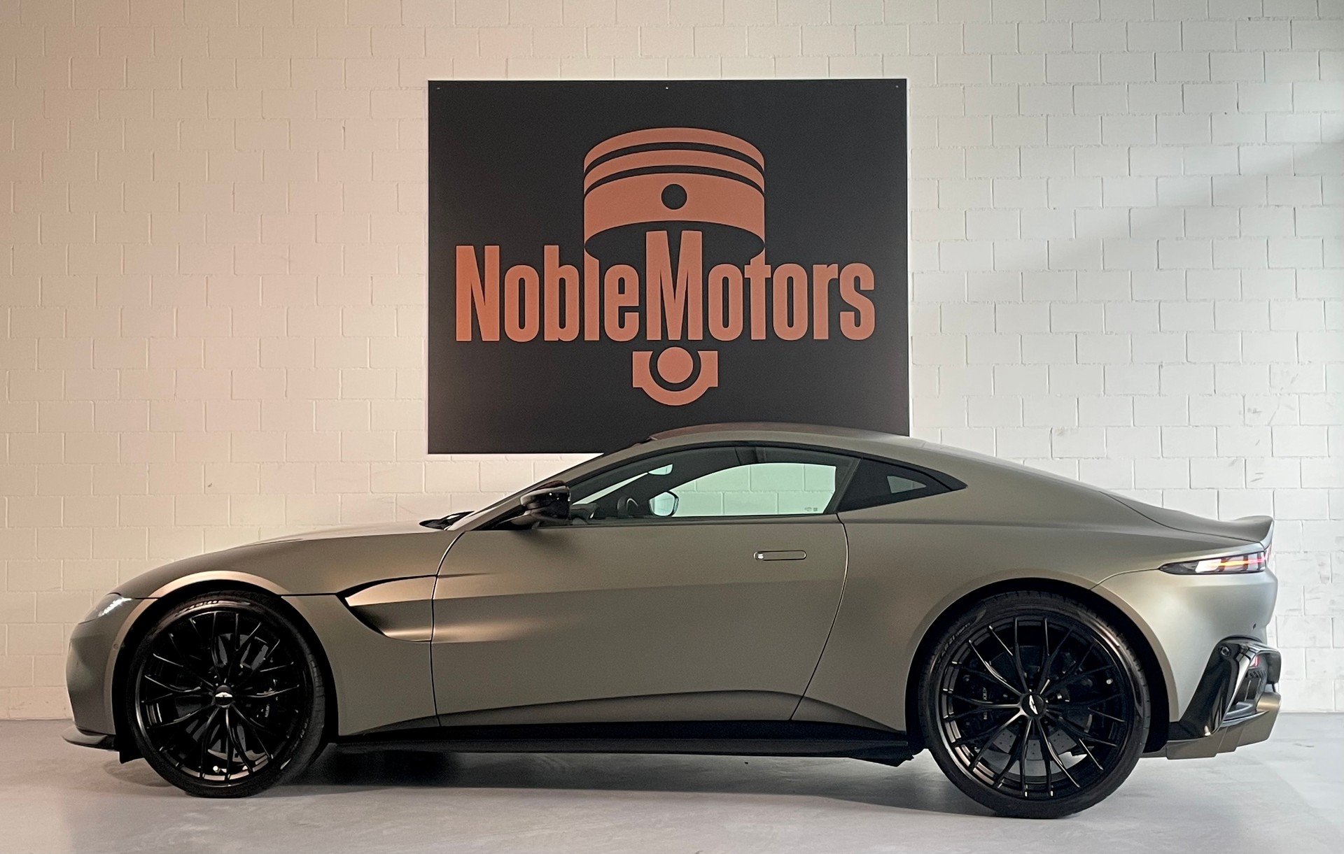 ASTON MARTIN V8 Vantage 4.0 Coupé CH- Fzg. in Q- Sonder-Lack Satin & Carbon Brakes, NP: 225‘000.--showroom-element-3