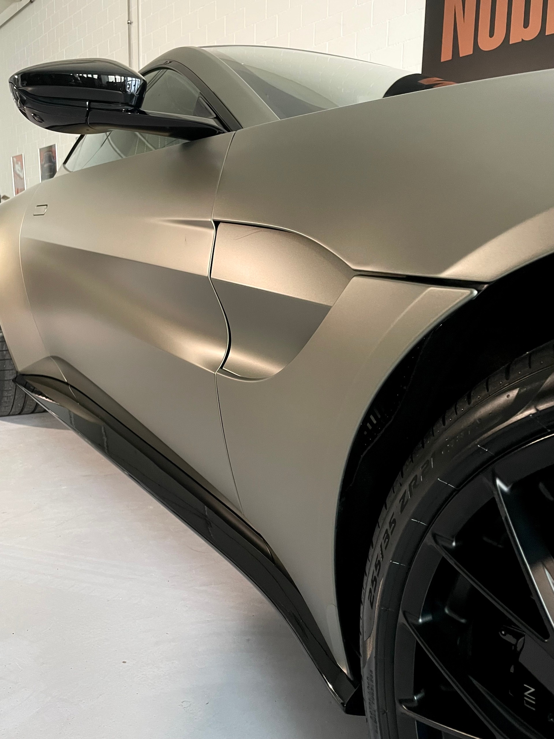 ASTON MARTIN V8 Vantage 4.0 Coupé CH- Fzg. in Q- Sonder-Lack Satin & Carbon Brakes, NP: 225‘000.--image-13