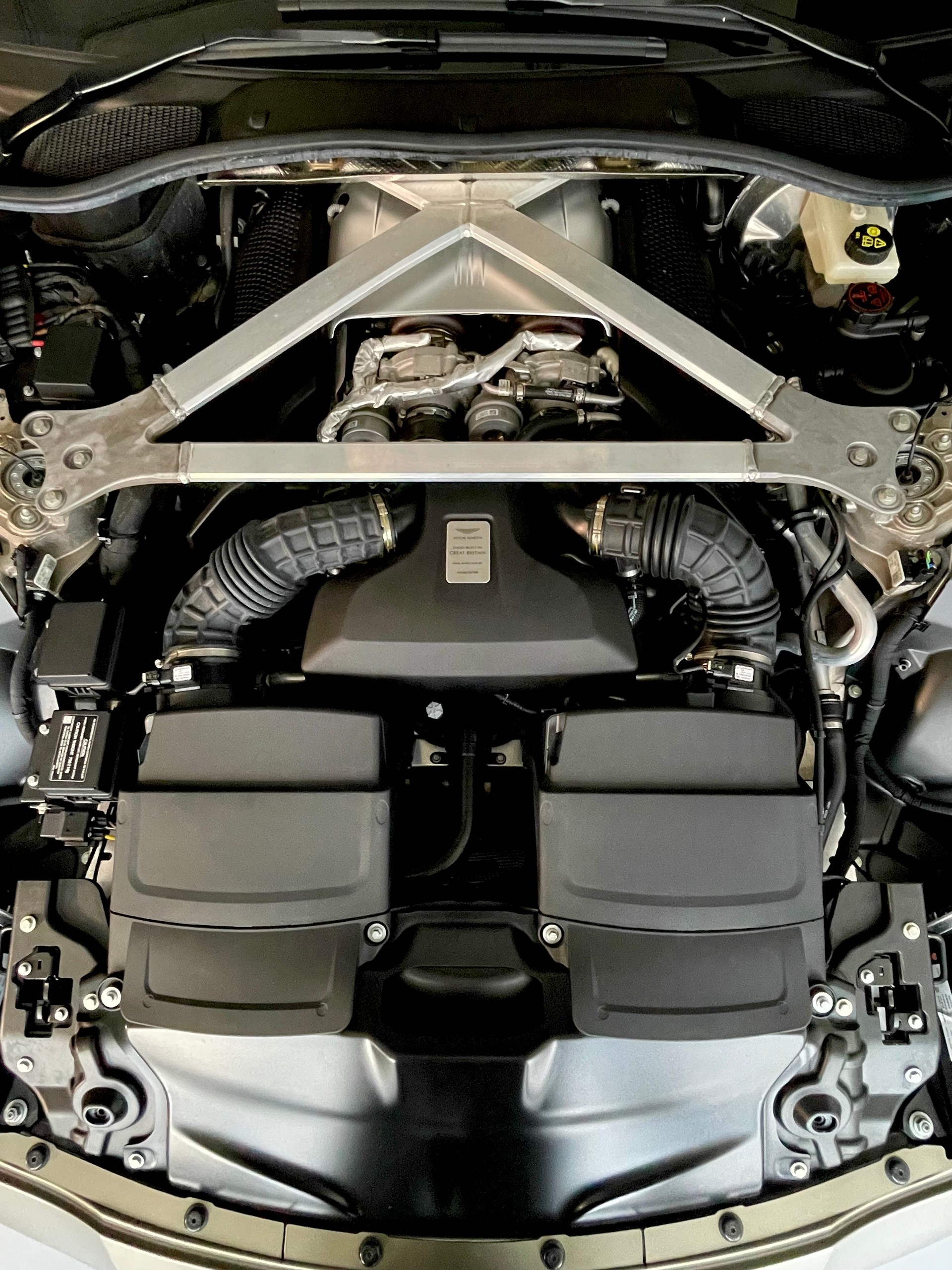 ASTON MARTIN V8 Vantage 4.0 Coupé CH- Fzg. in Q- Sonder-Lack Satin & Carbon Brakes, NP: 225‘000.--image-30