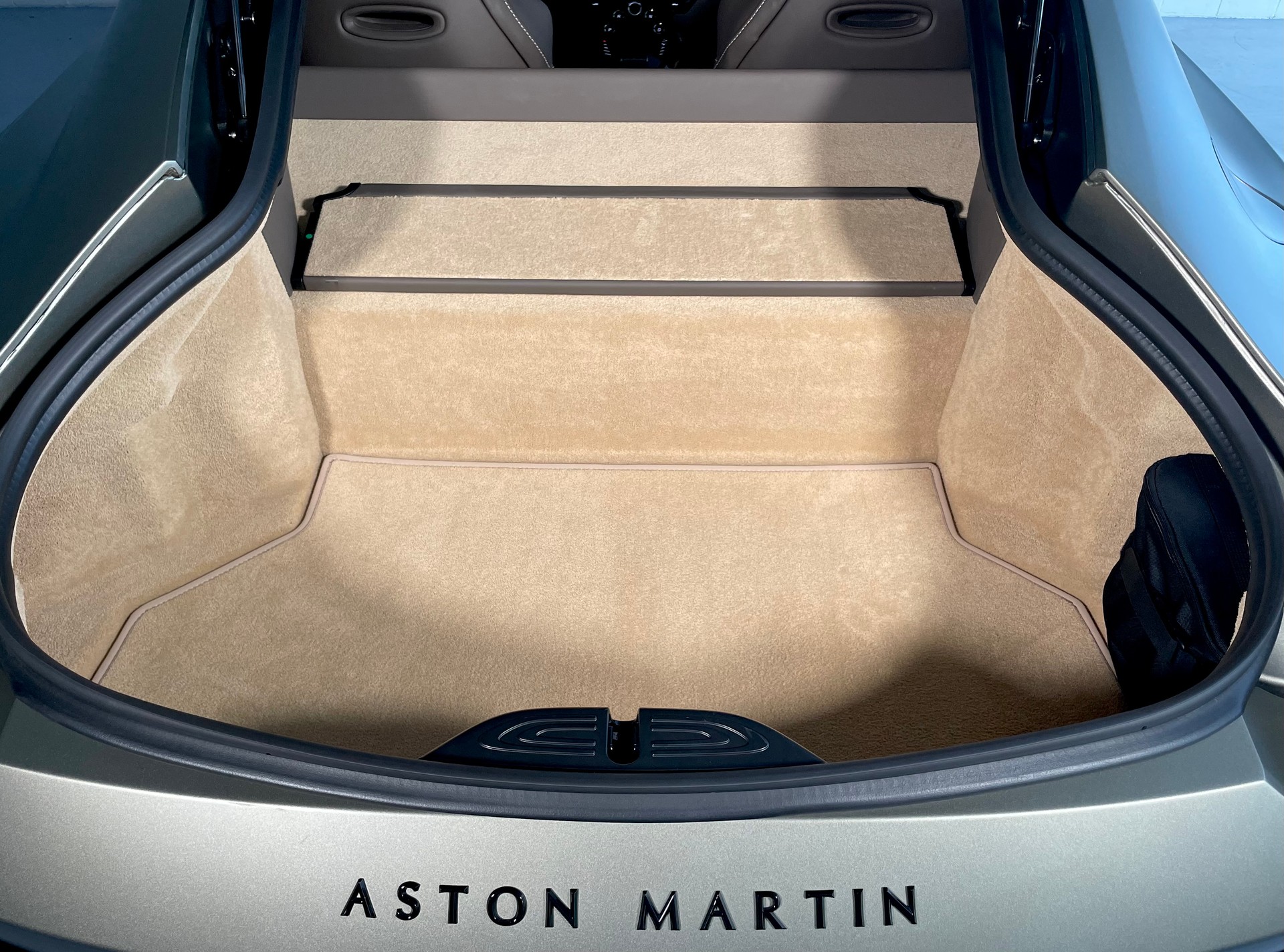 ASTON MARTIN V8 Vantage 4.0 Coupé CH- Fzg. in Q- Sonder-Lack Satin & Carbon Brakes, NP: 225‘000.--image-29