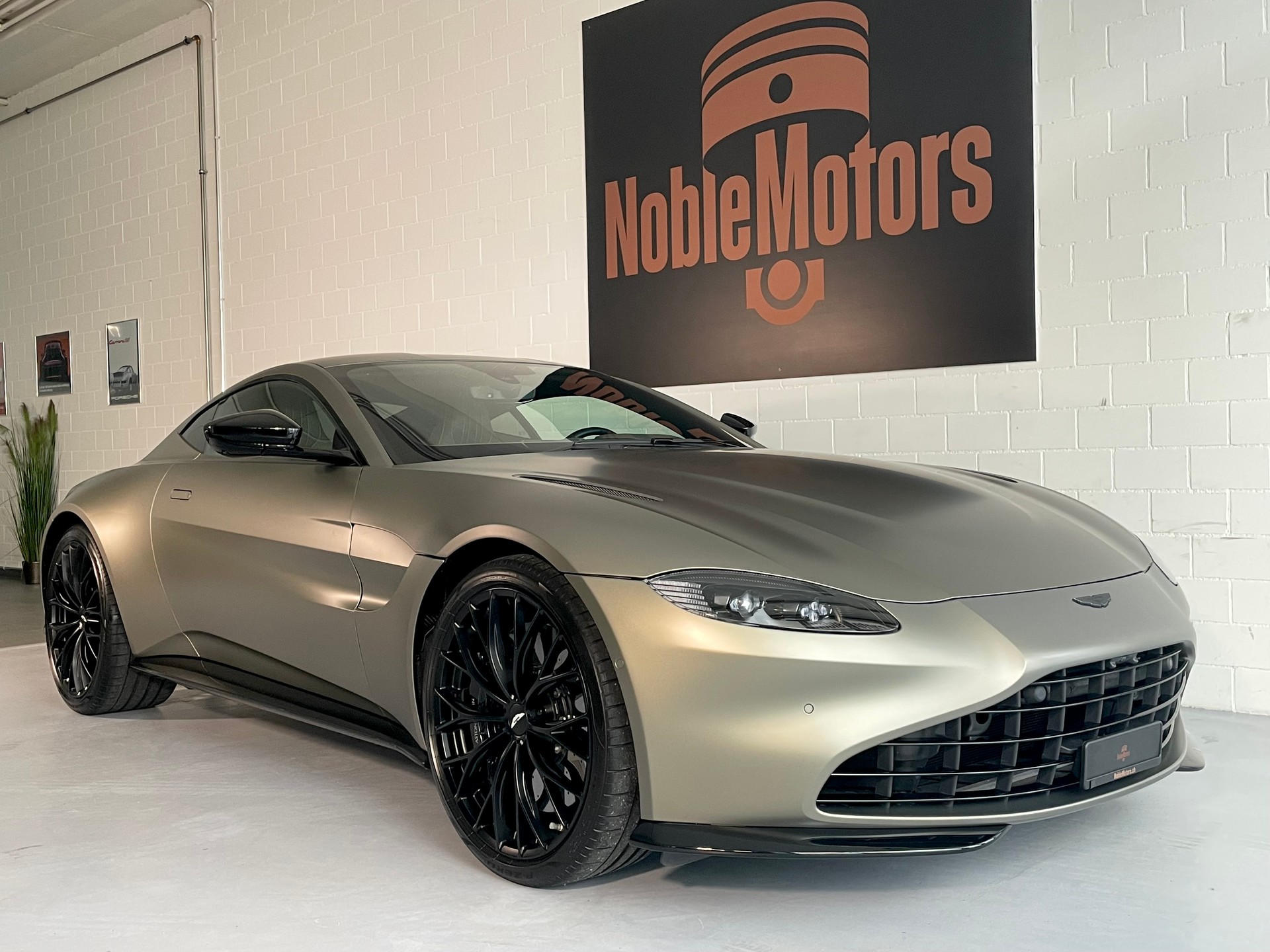 ASTON MARTIN V8 Vantage 4.0 Coupé CH- Fzg. in Q- Sonder-Lack Satin & Carbon Brakes, NP: 225‘000.--image-4