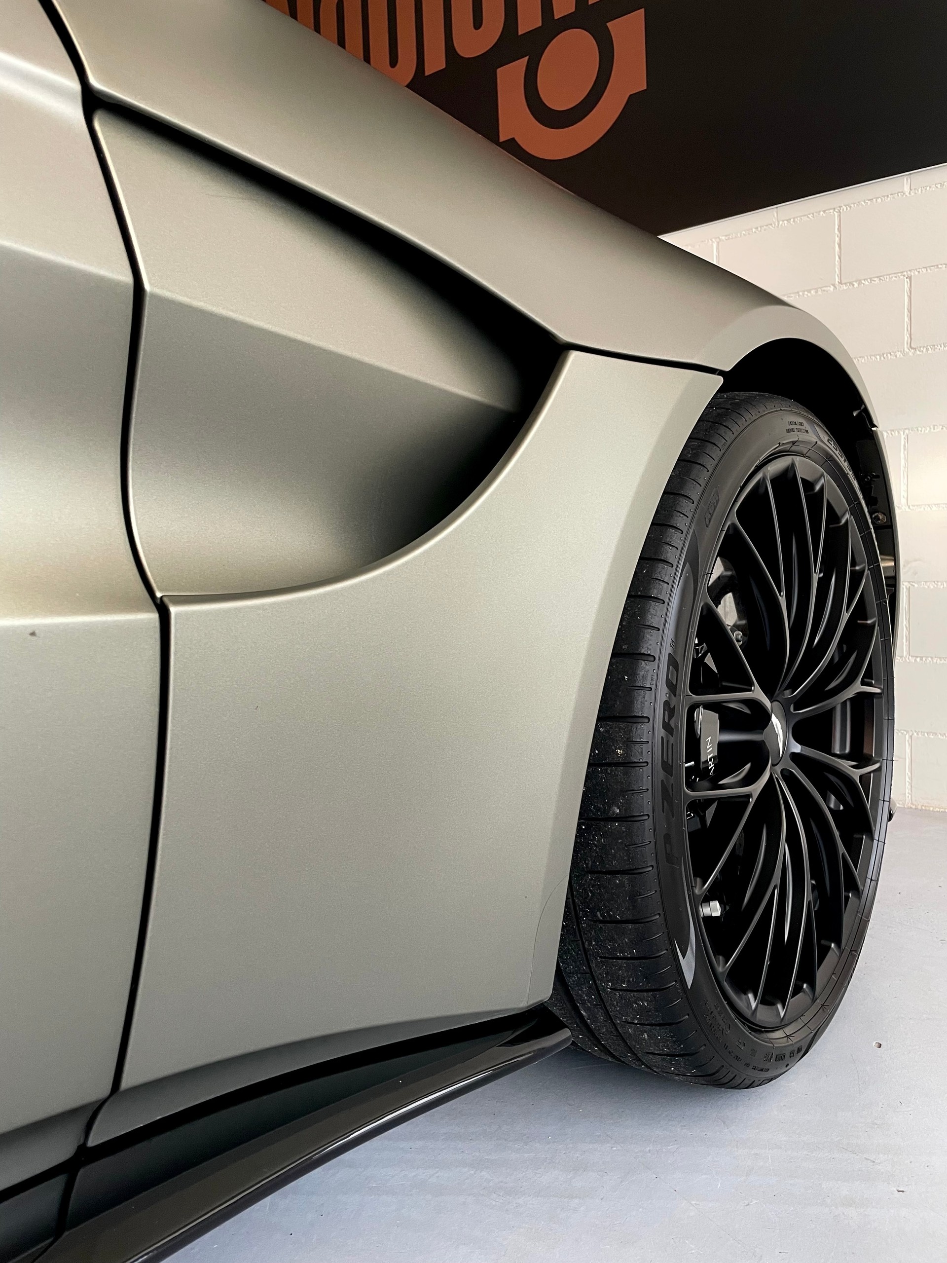 ASTON MARTIN V8 Vantage 4.0 Coupé CH- Fzg. in Q- Sonder-Lack Satin & Carbon Brakes, NP: 225‘000.--image-12