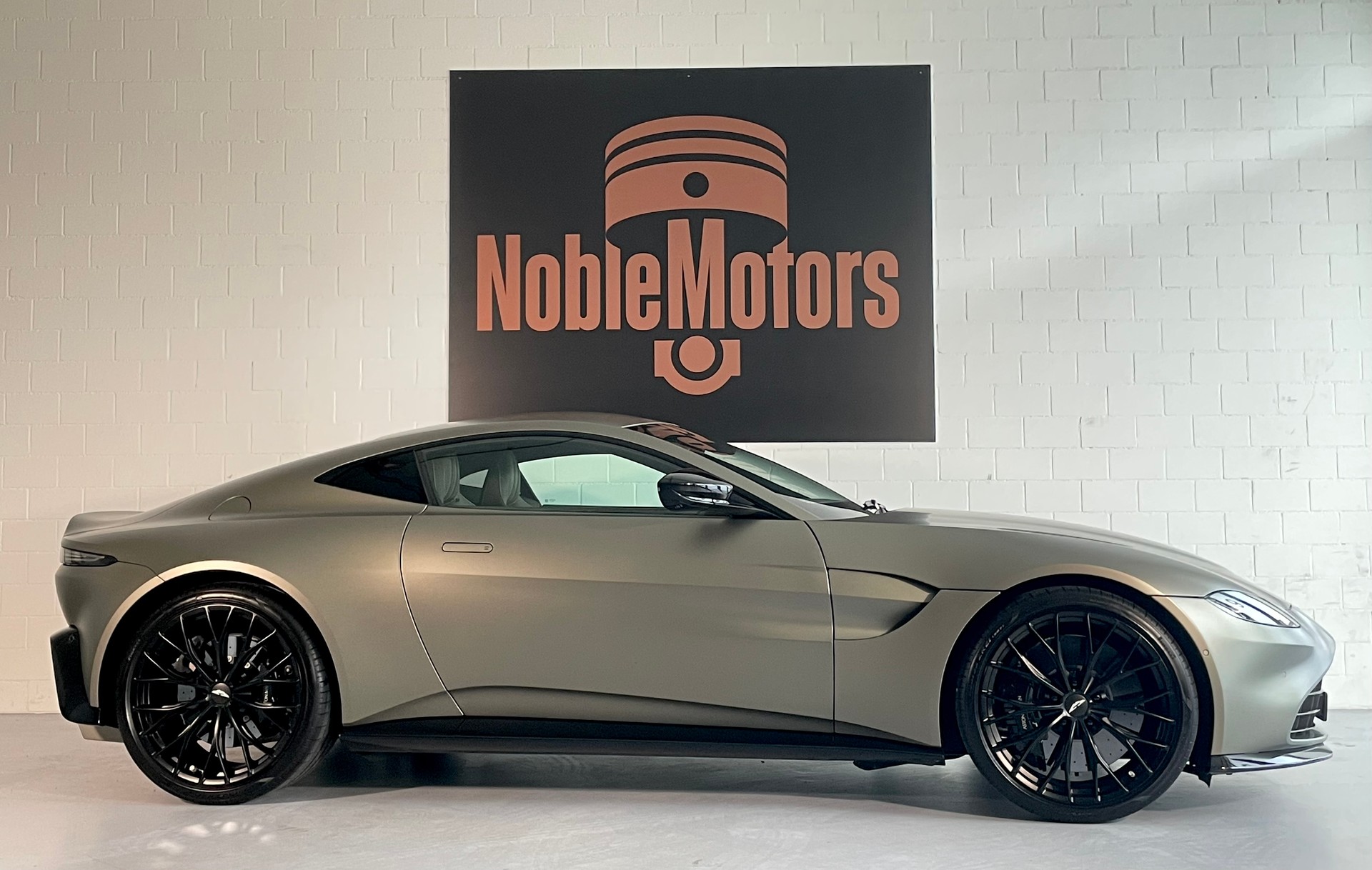 ASTON MARTIN V8 Vantage 4.0 Coupé CH- Fzg. in Q- Sonder-Lack Satin & Carbon Brakes, NP: 225‘000.--showroom-element-2