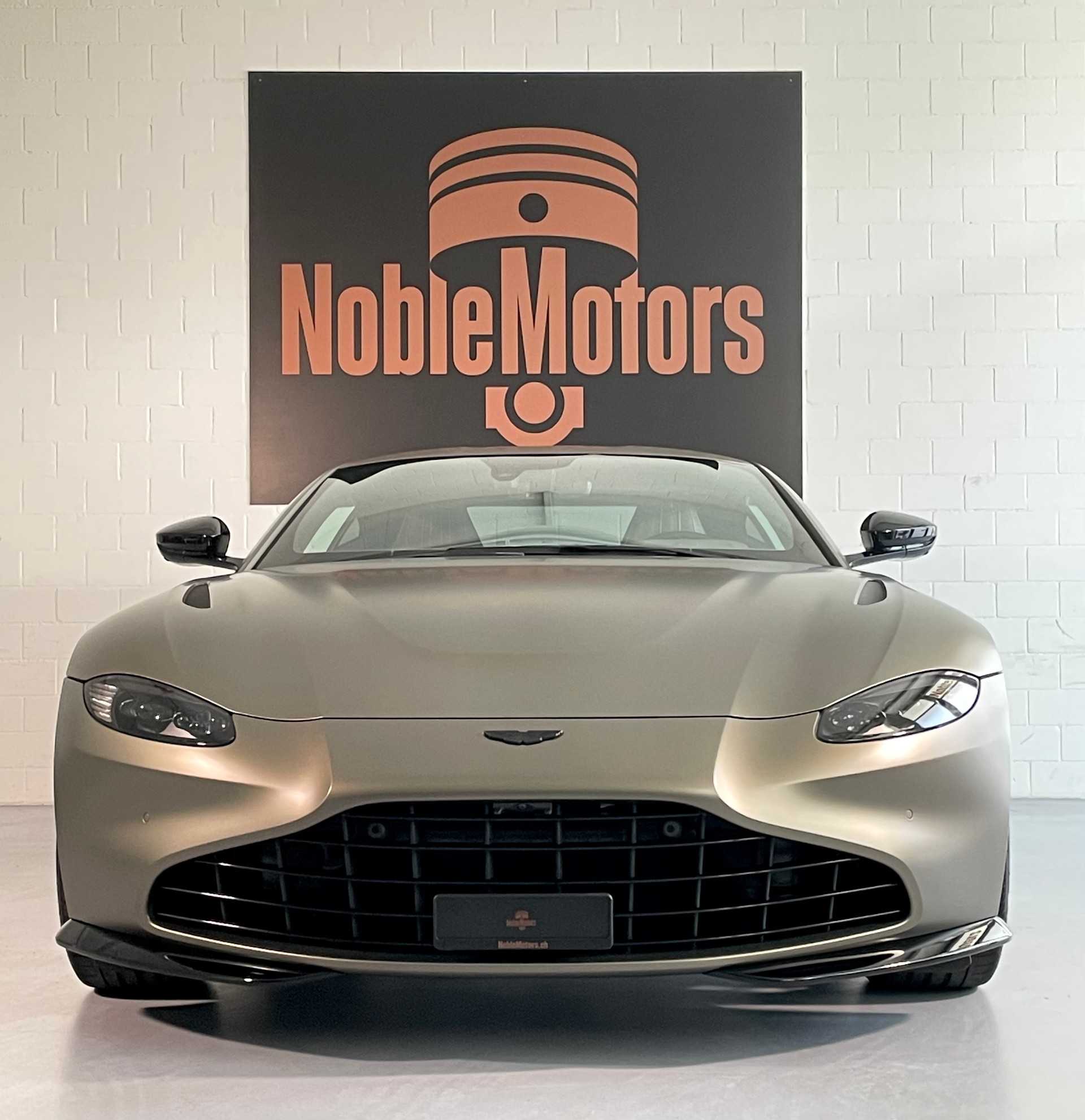 ASTON MARTIN V8 Vantage 4.0 Coupé CH- Fzg. in Q- Sonder-Lack Satin & Carbon Brakes, NP: 225‘000.-