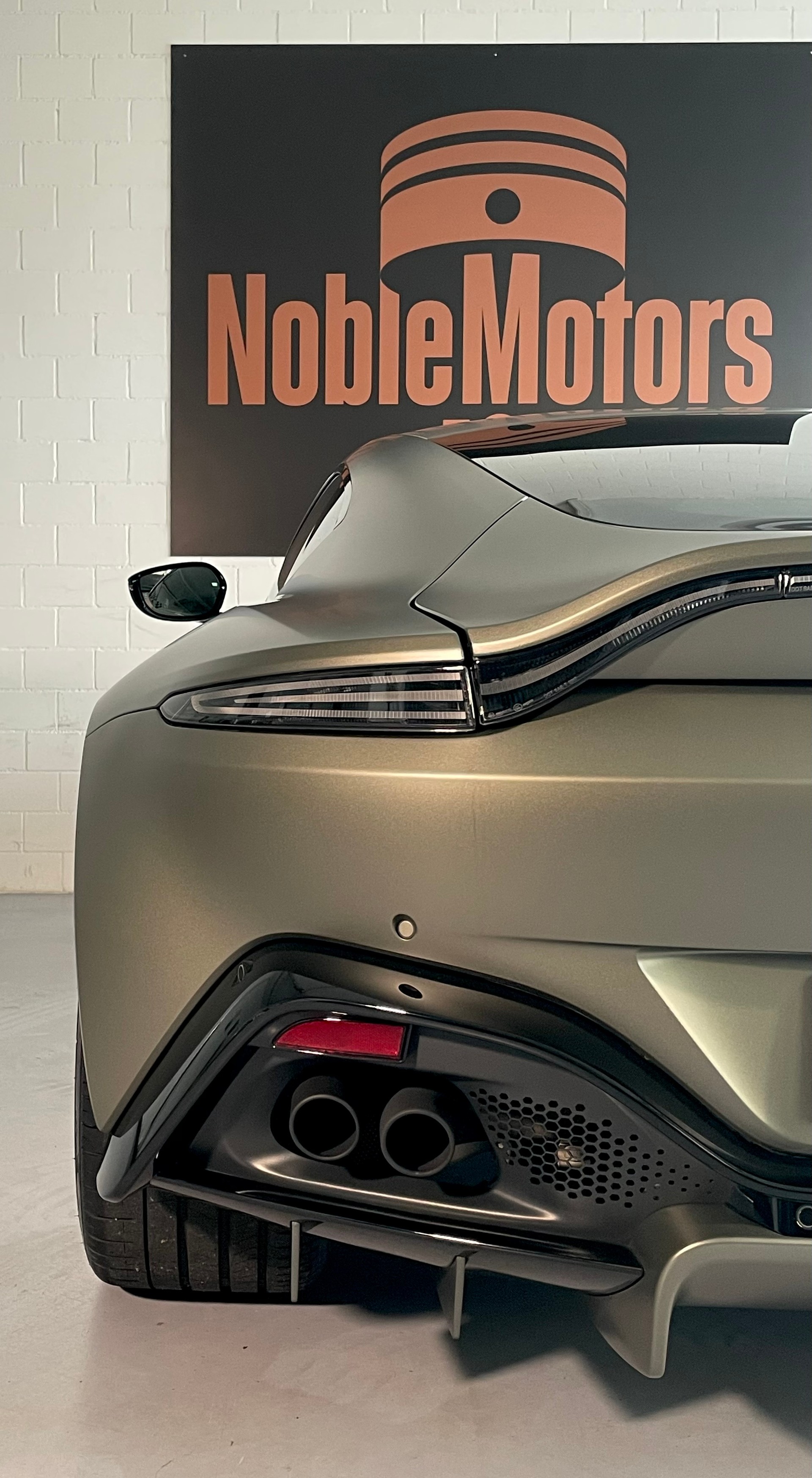 ASTON MARTIN V8 Vantage 4.0 Coupé CH- Fzg. in Q- Sonder-Lack Satin & Carbon Brakes, NP: 225‘000.--image-15