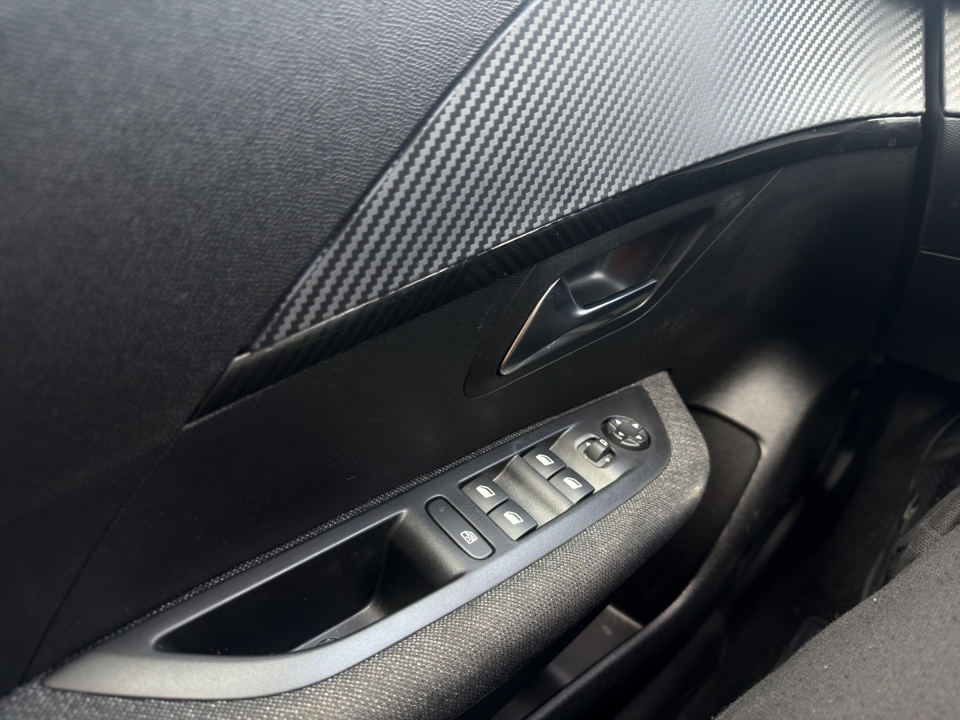 PEUGEOT 208 1.2 Hybrid Style-image-40
