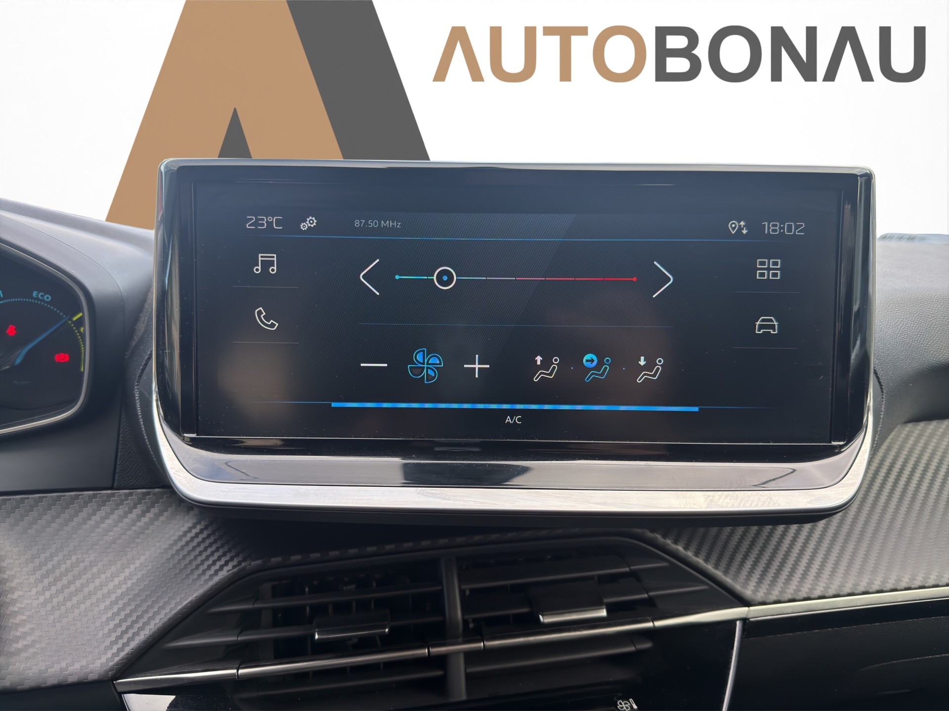 PEUGEOT 208 1.2 Hybrid Style-image-23