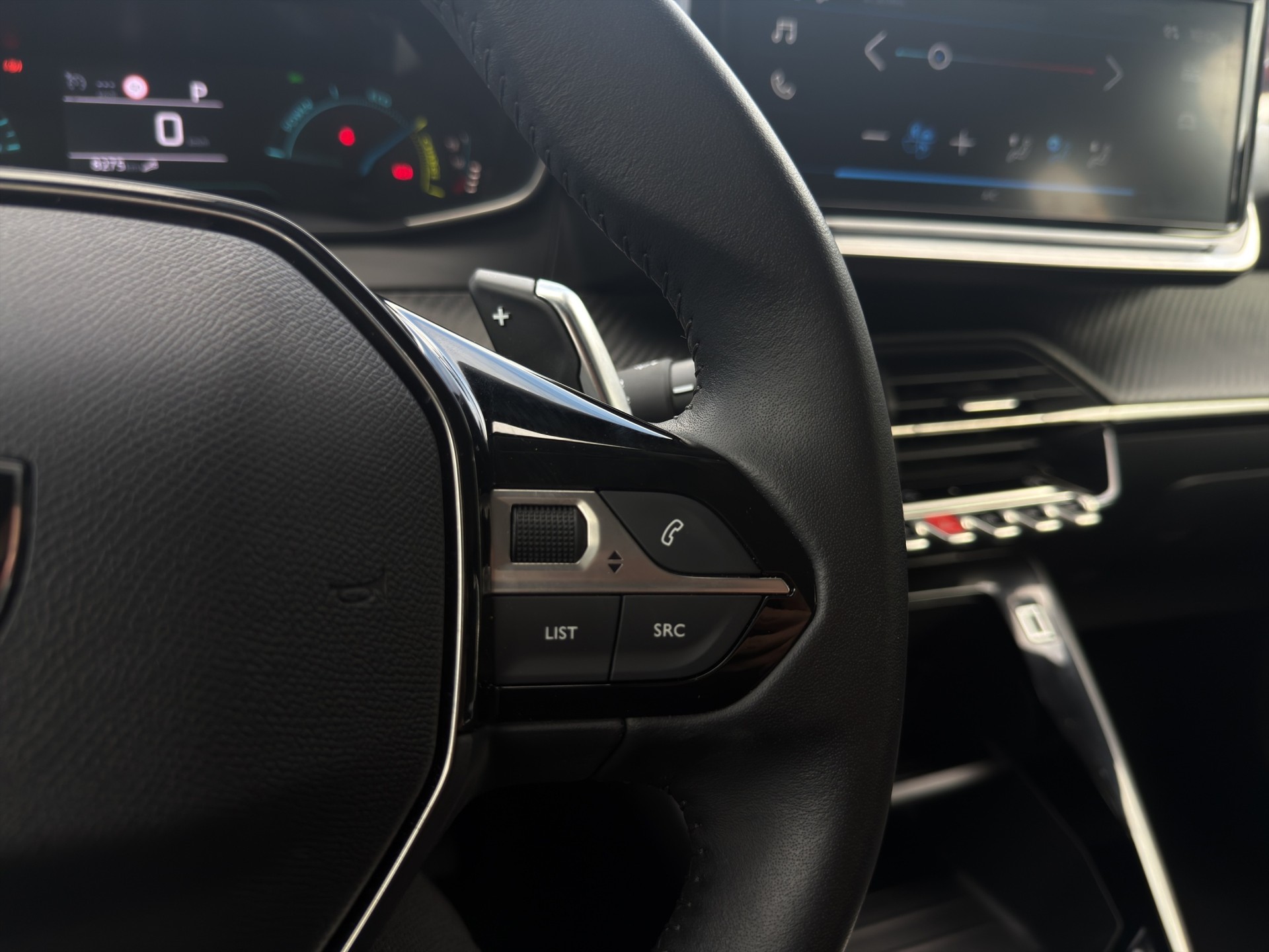 PEUGEOT 208 1.2 Hybrid Style-image-36