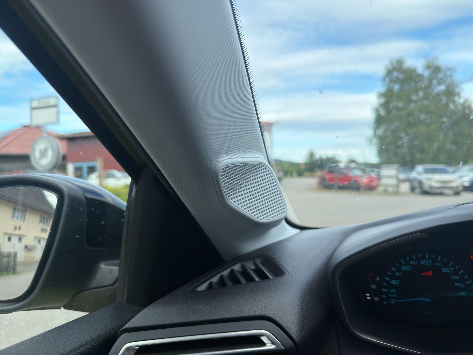 PEUGEOT 208 1.2 Hybrid Style-image-43