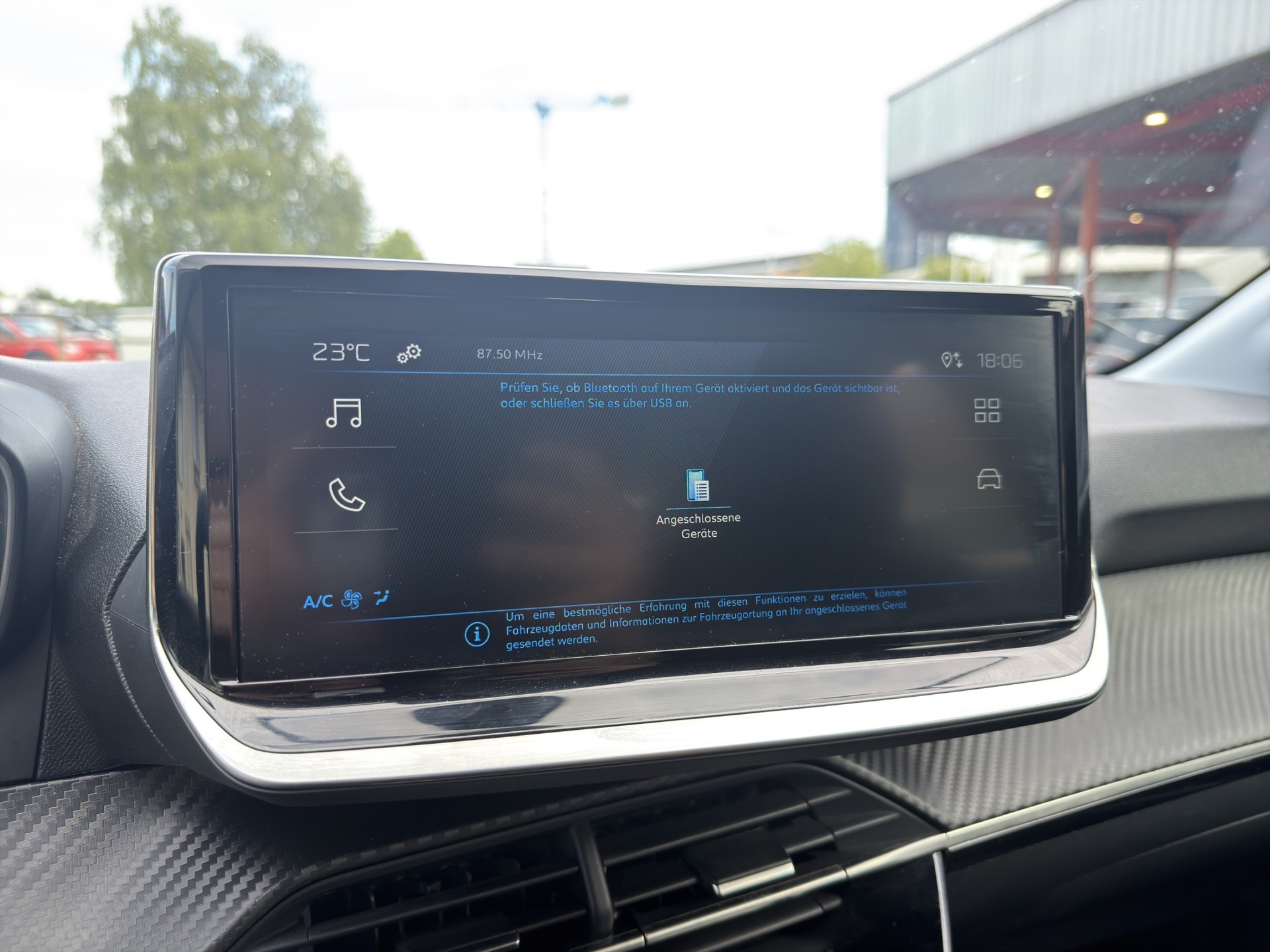 PEUGEOT 208 1.2 Hybrid Style-image-45