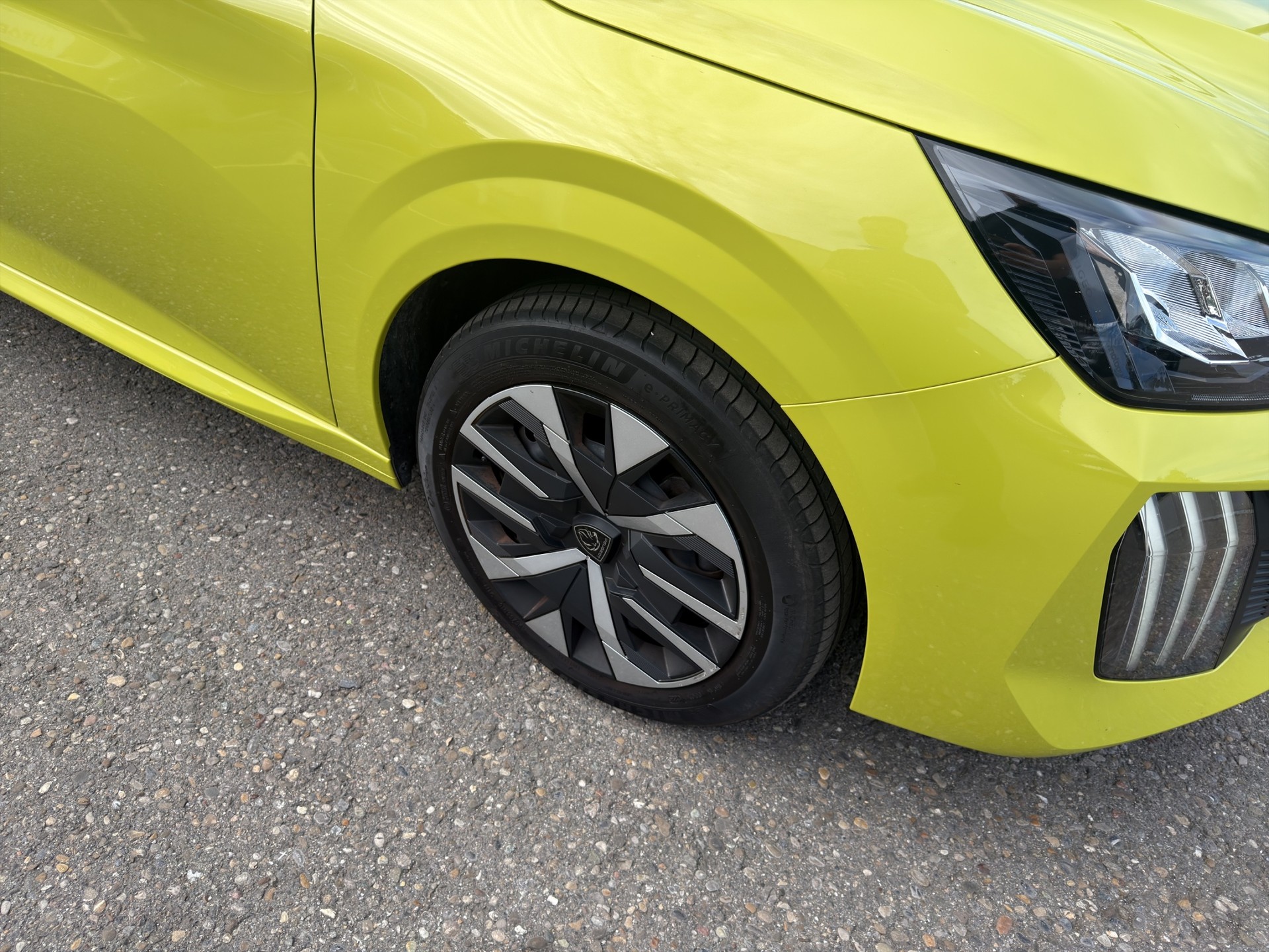 PEUGEOT 208 1.2 Hybrid Style-image-33