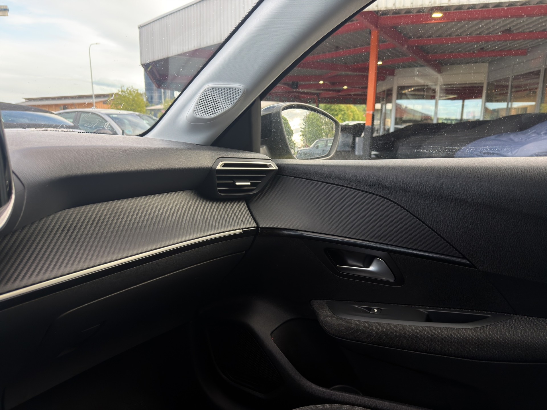 PEUGEOT 208 1.2 Hybrid Style-image-37