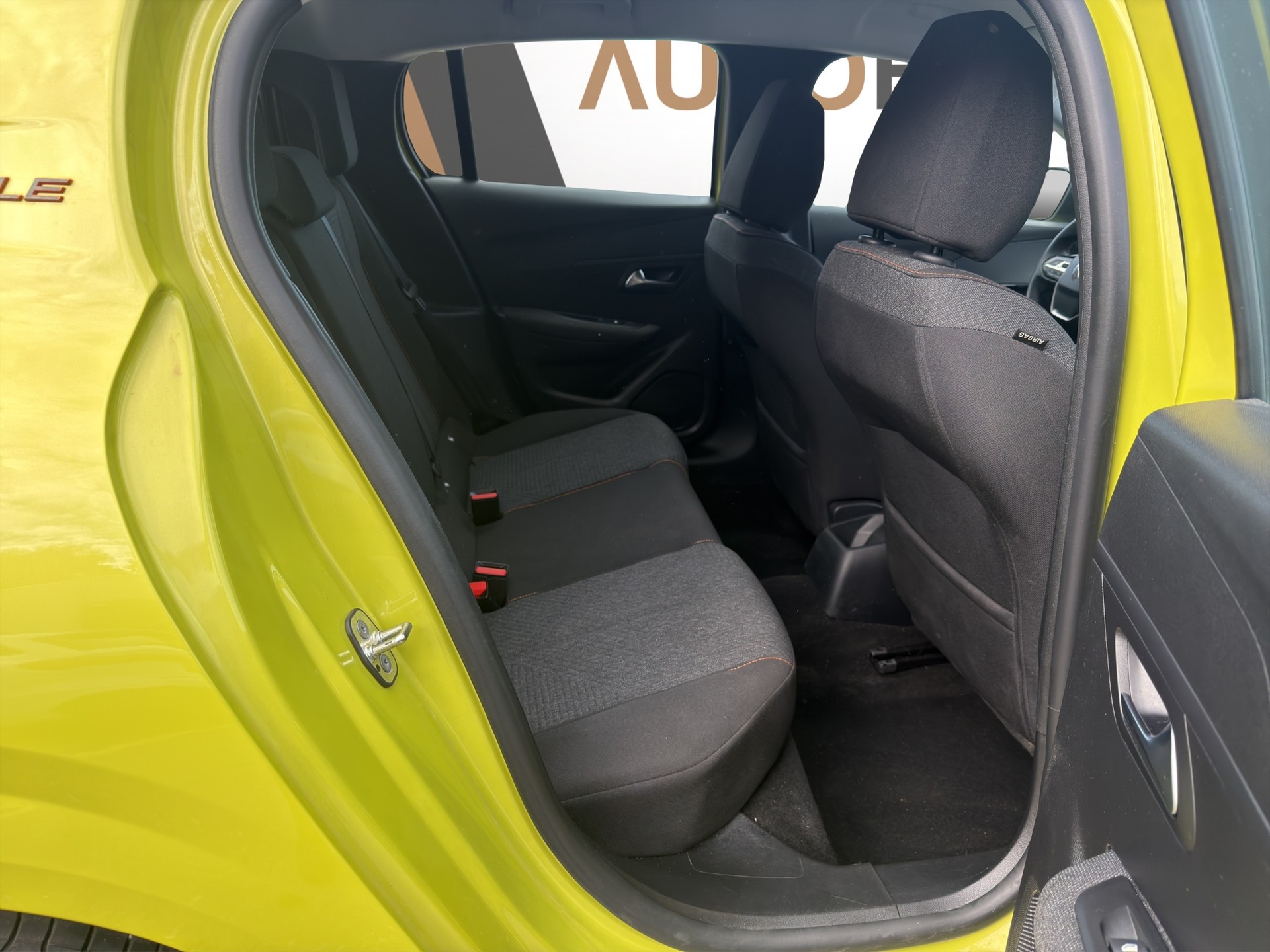 PEUGEOT 208 1.2 Hybrid Style-image-15