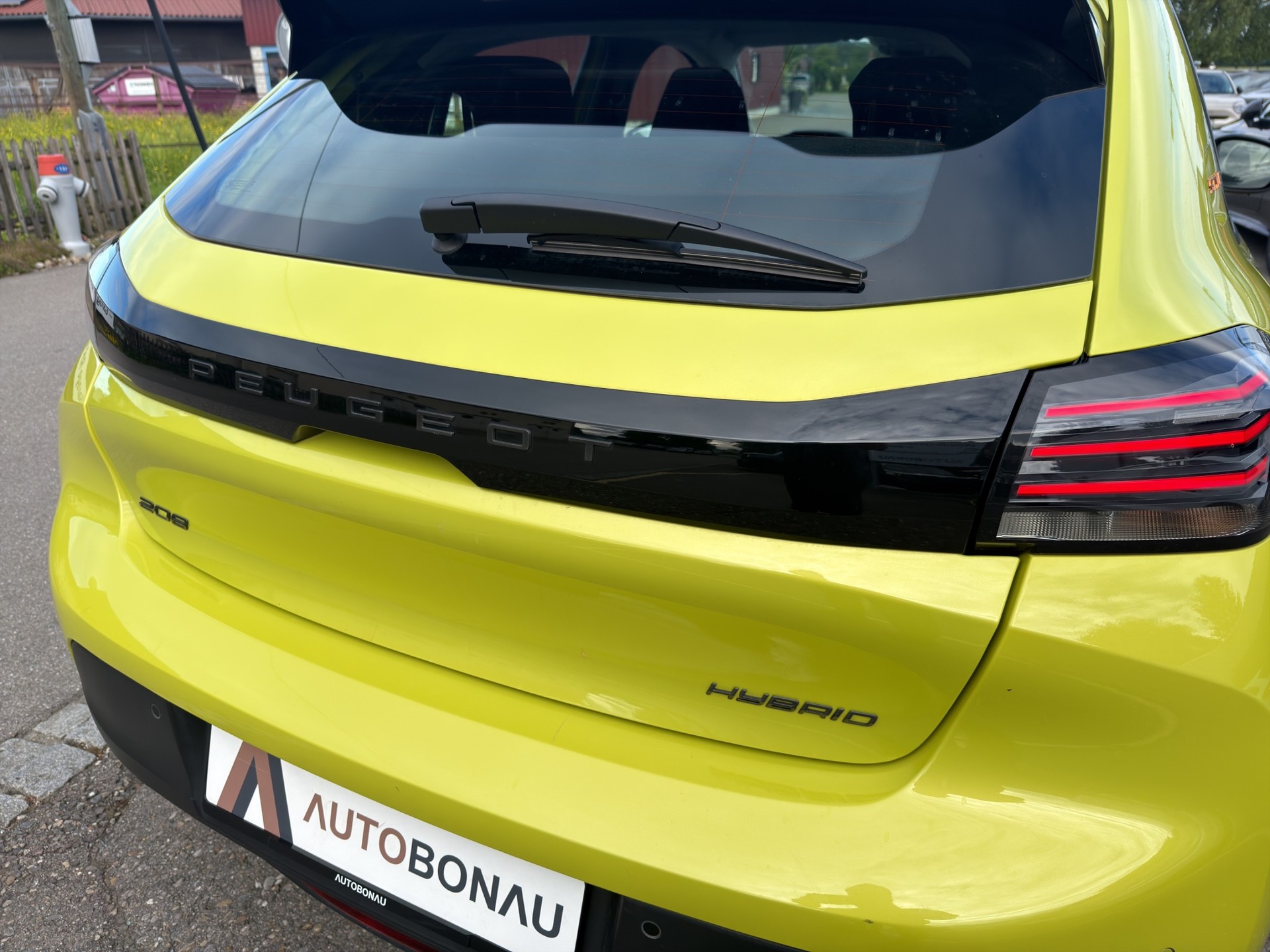 PEUGEOT 208 1.2 Hybrid Style-image-30
