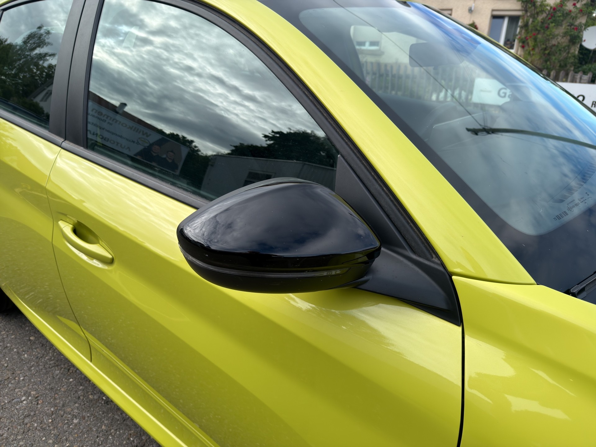 PEUGEOT 208 1.2 Hybrid Style-image-32