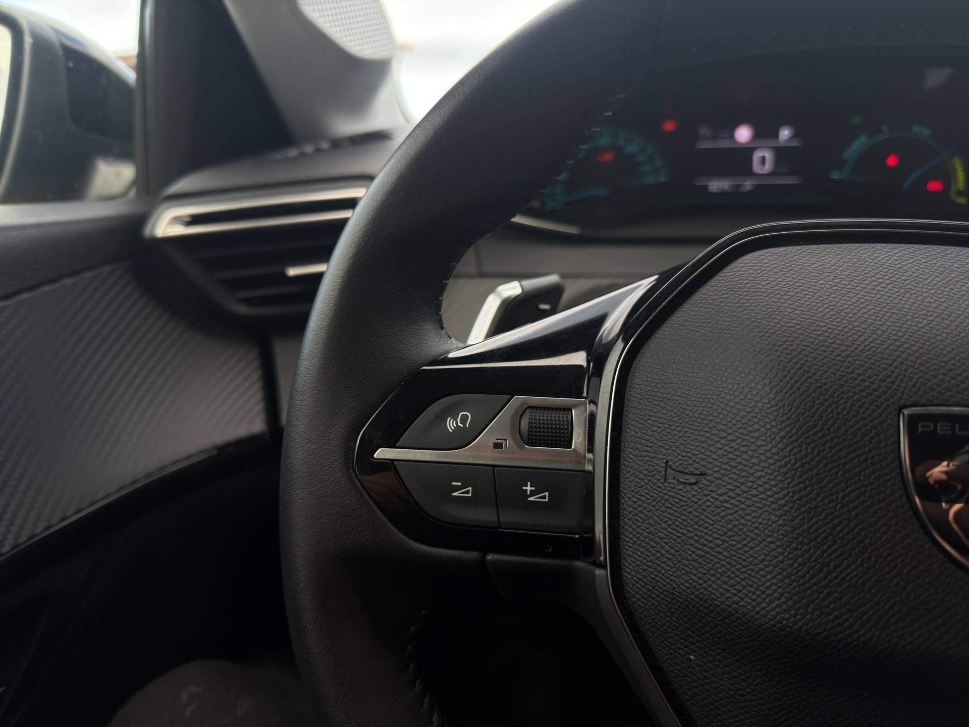 PEUGEOT 208 1.2 Hybrid Style-image-35