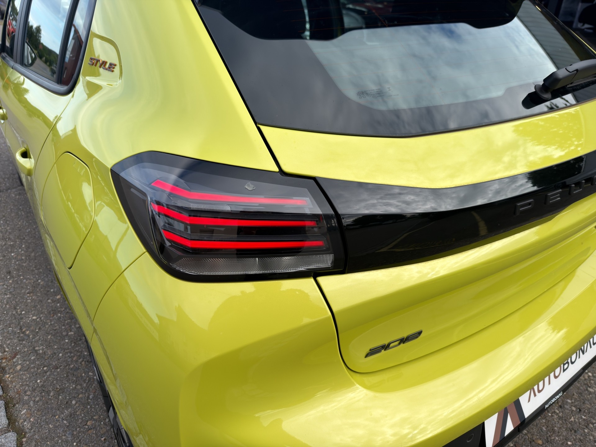 PEUGEOT 208 1.2 Hybrid Style-image-29