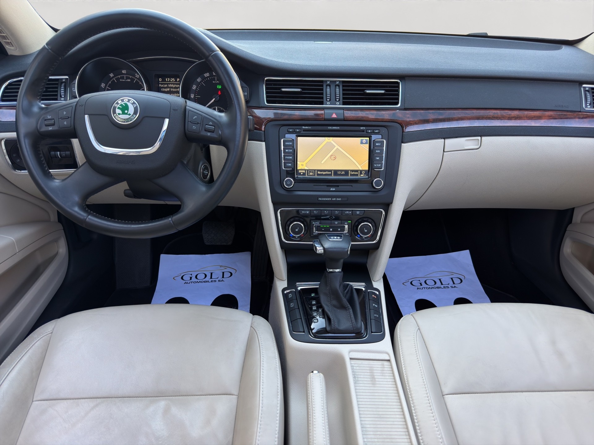 SKODA Superb Combi 1.8 TSI Elegance DSG-image-2
