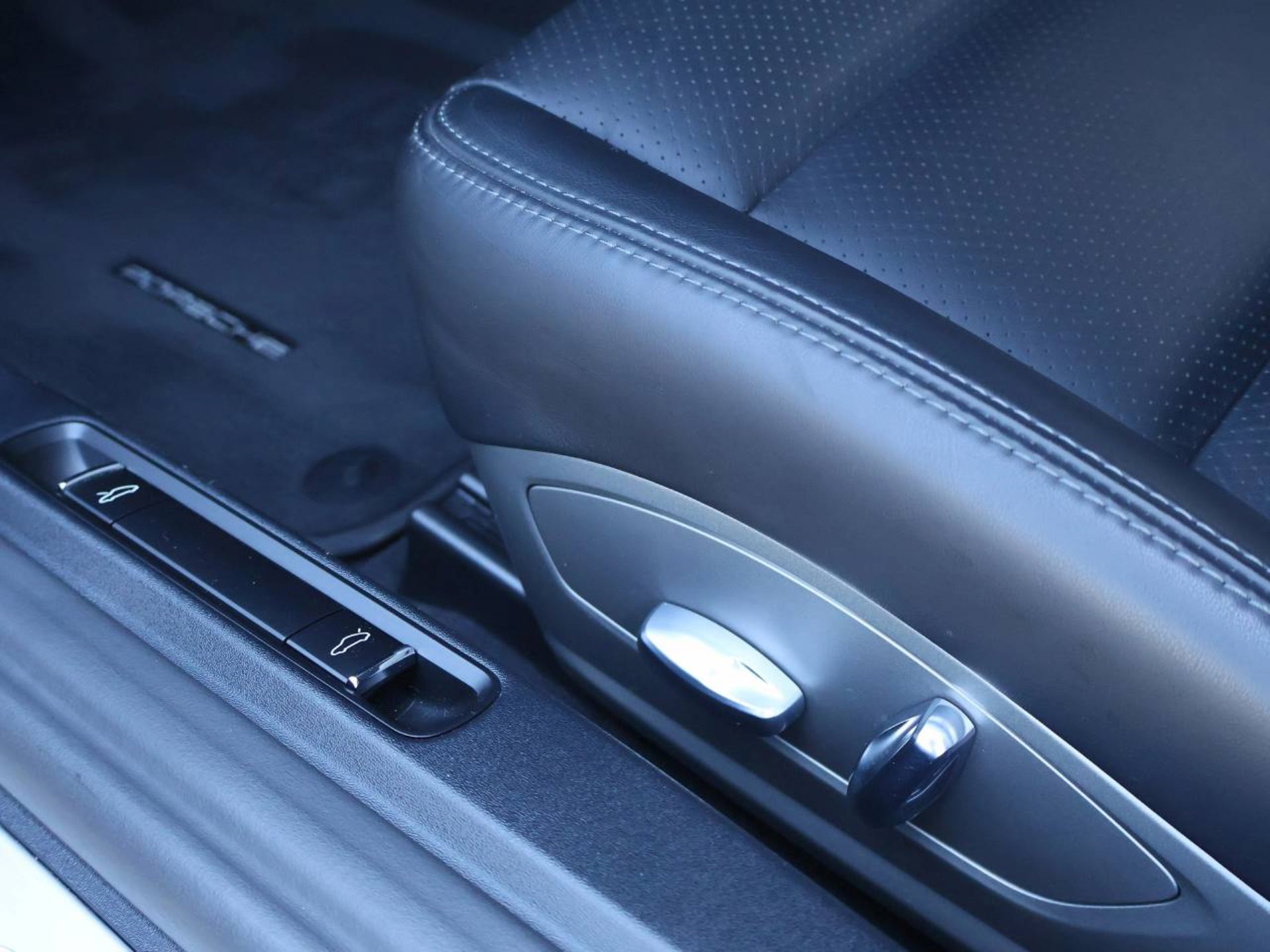 PORSCHE 911 Carrera 4S-image-23