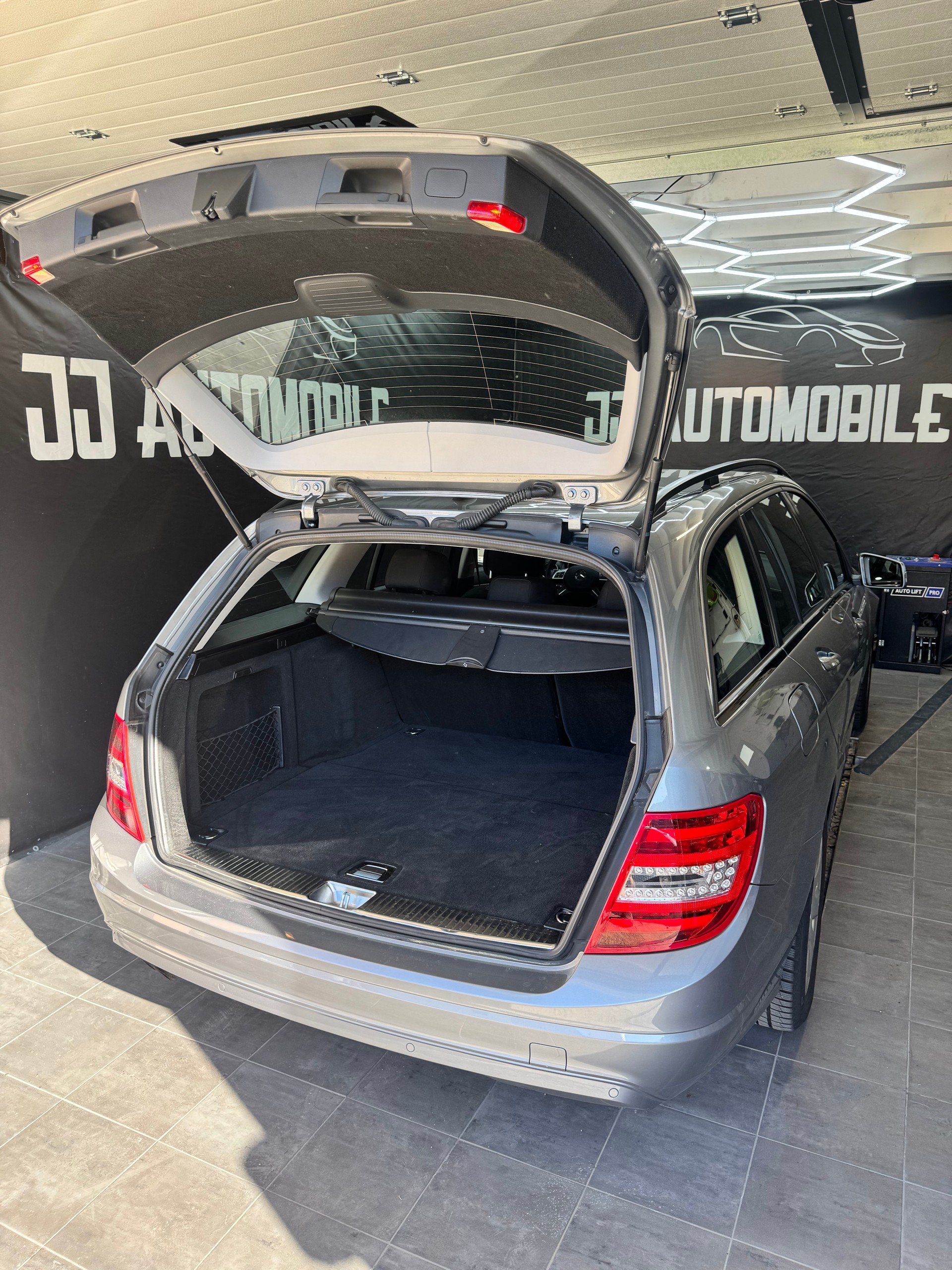 MERCEDES-BENZ C 180-image-6