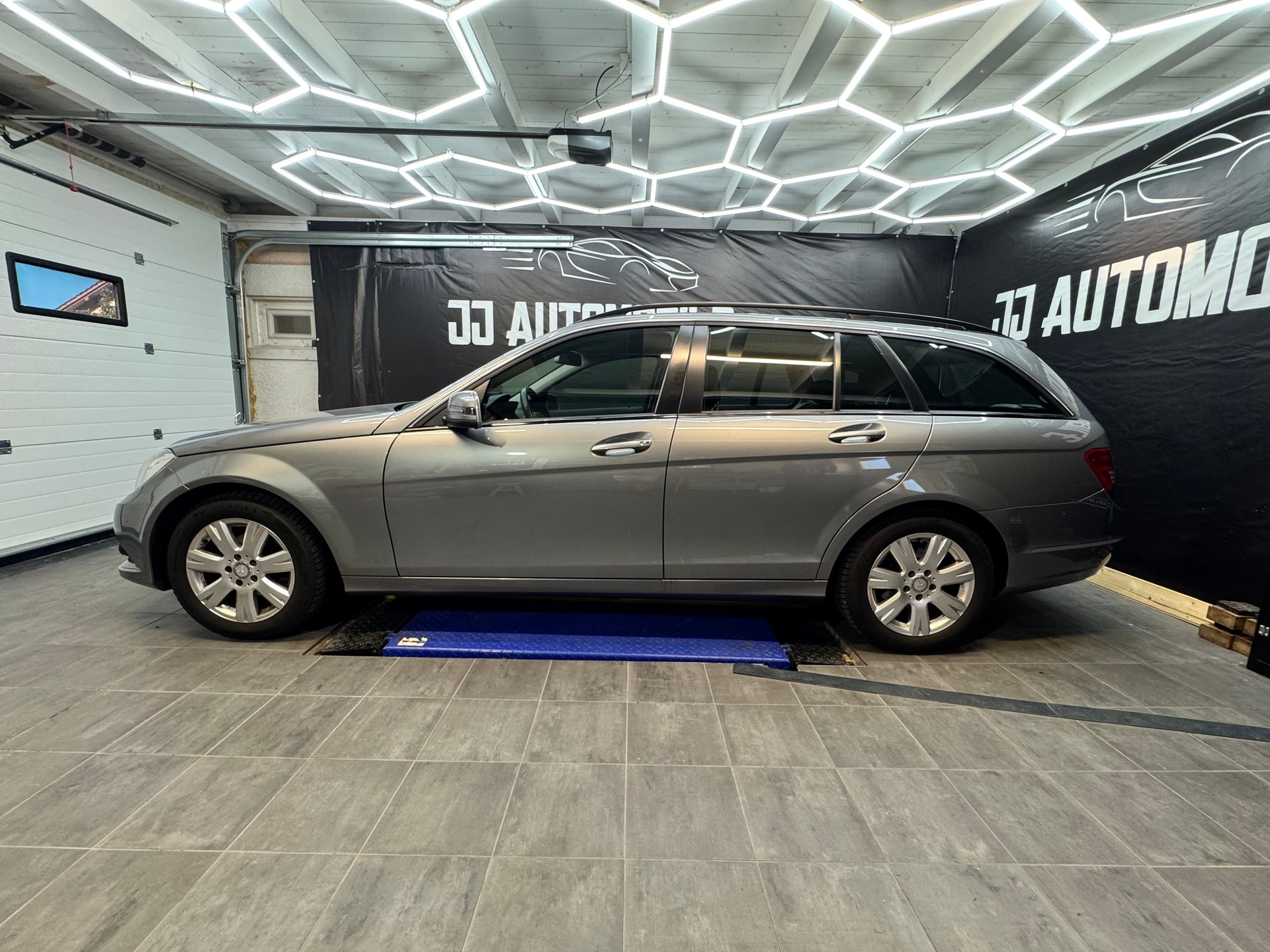 MERCEDES-BENZ C 180-image-2