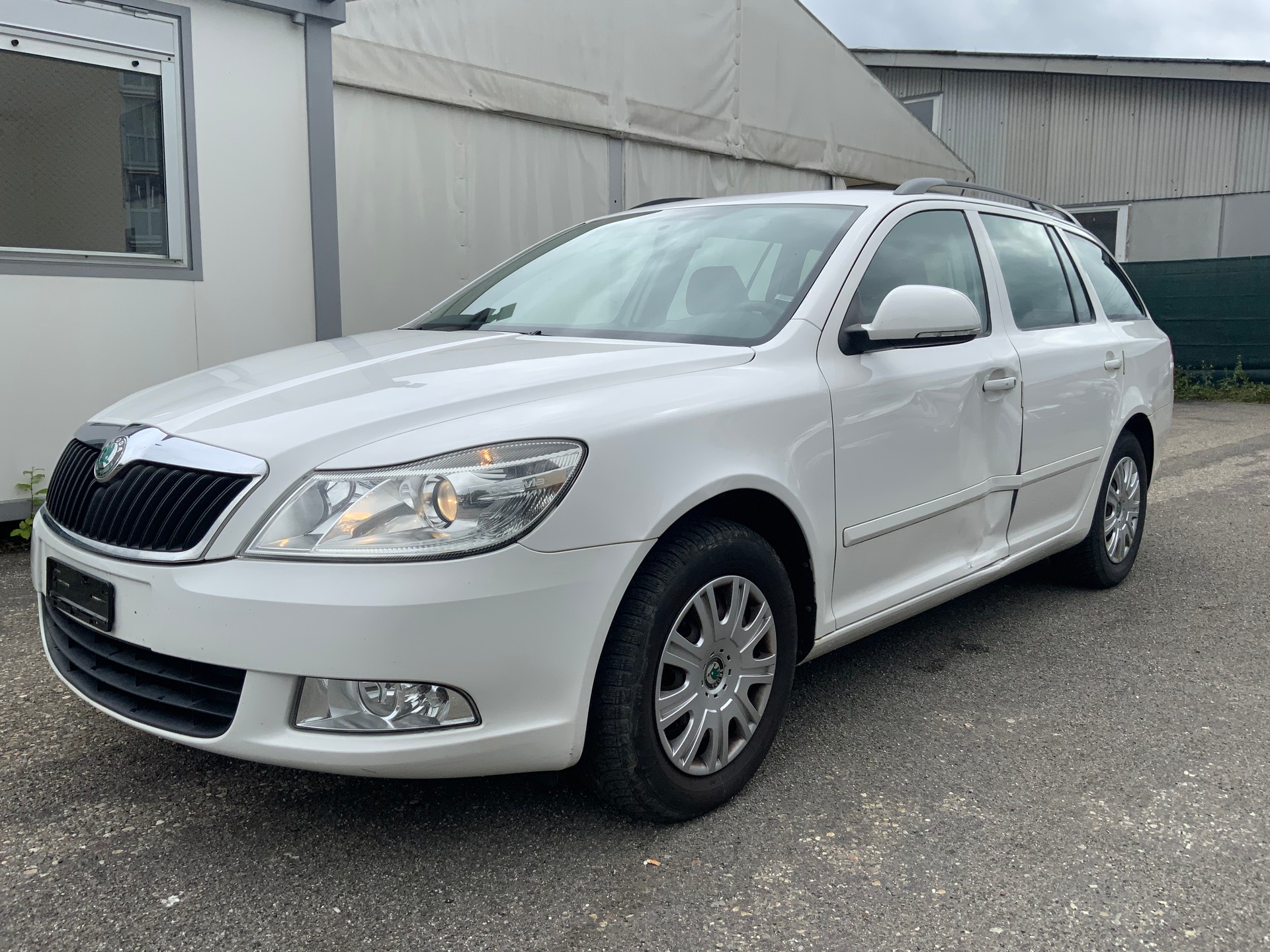 SKODA Octavia Combi 1.4 TSI Ambiente-image-1
