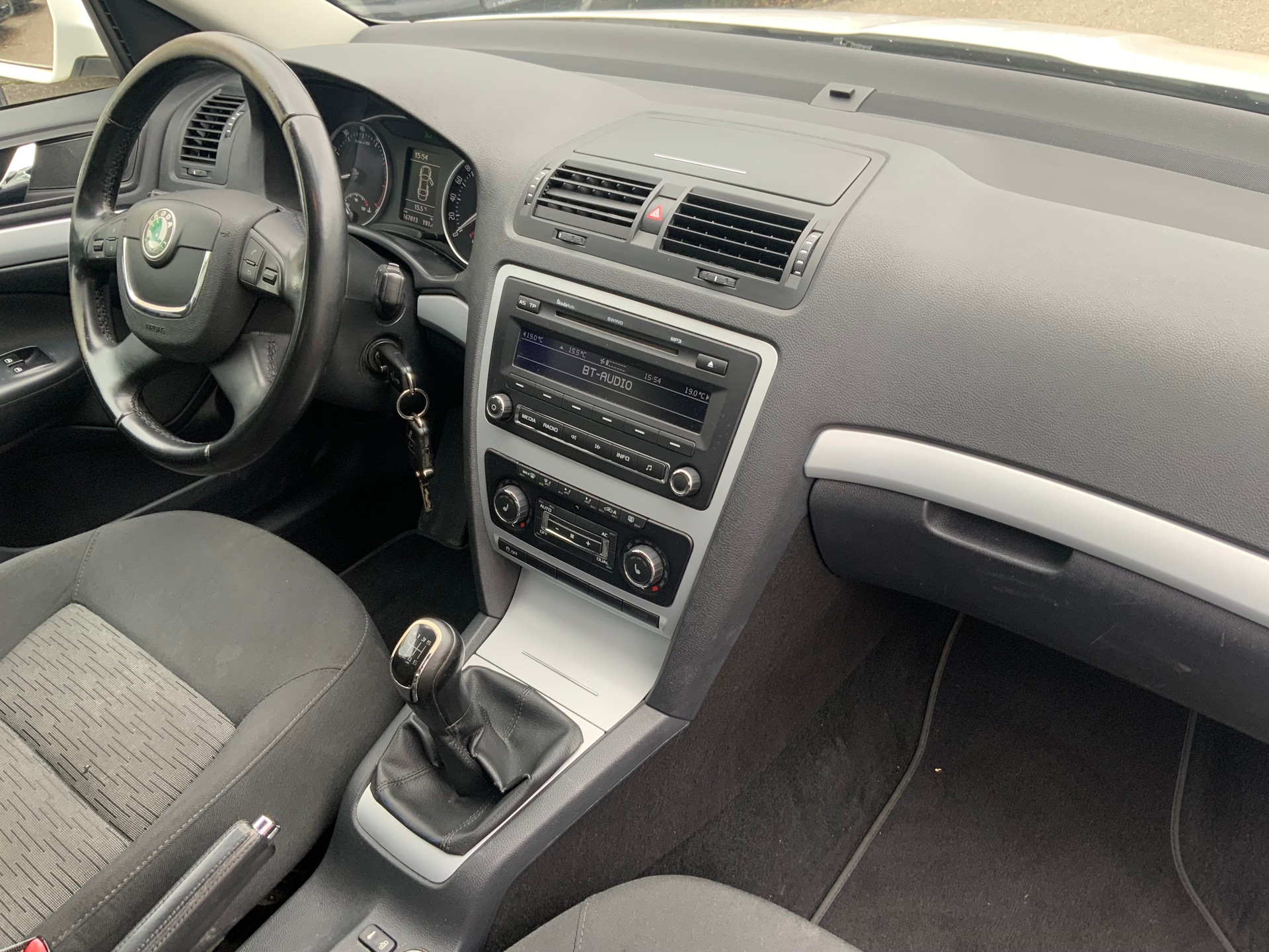 SKODA Octavia Combi 1.4 TSI Ambiente-image-10
