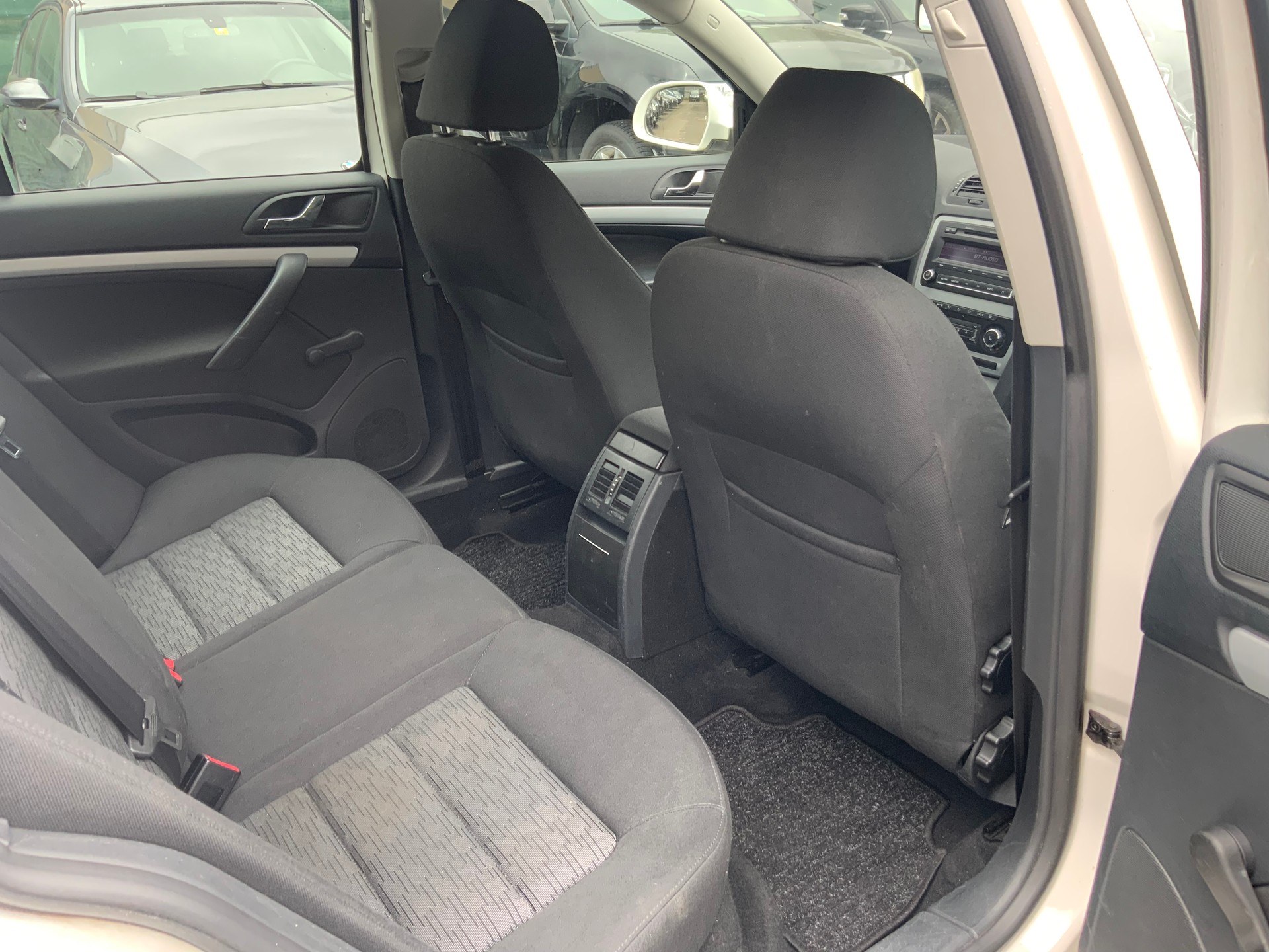 SKODA Octavia Combi 1.4 TSI Ambiente-image-12