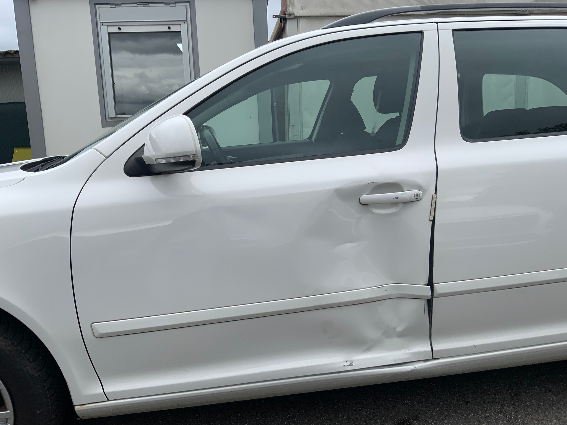 SKODA Octavia Combi 1.4 TSI Ambiente-image-2