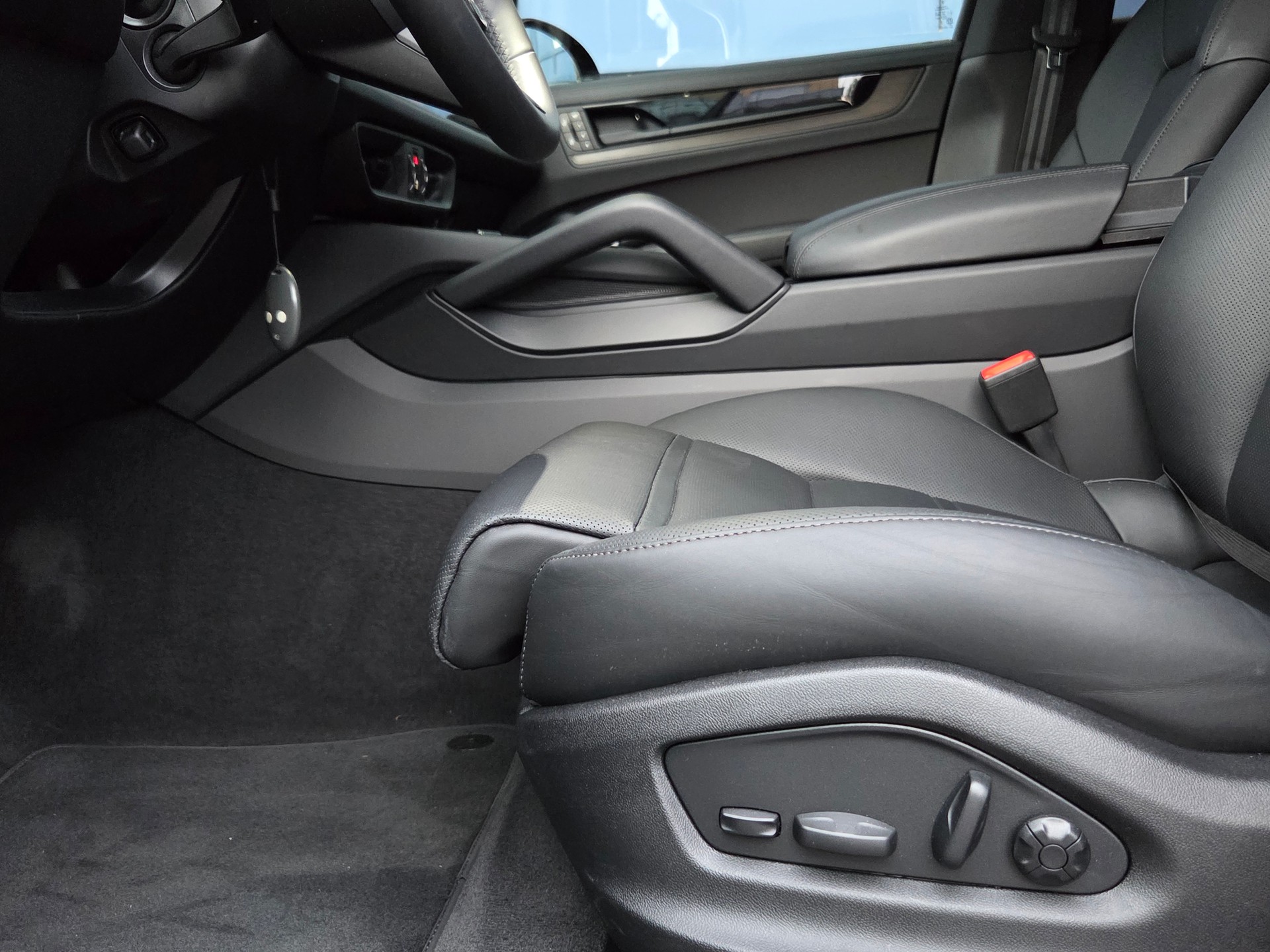 PORSCHE Cayenne Black Edition Tiptronic-image-15