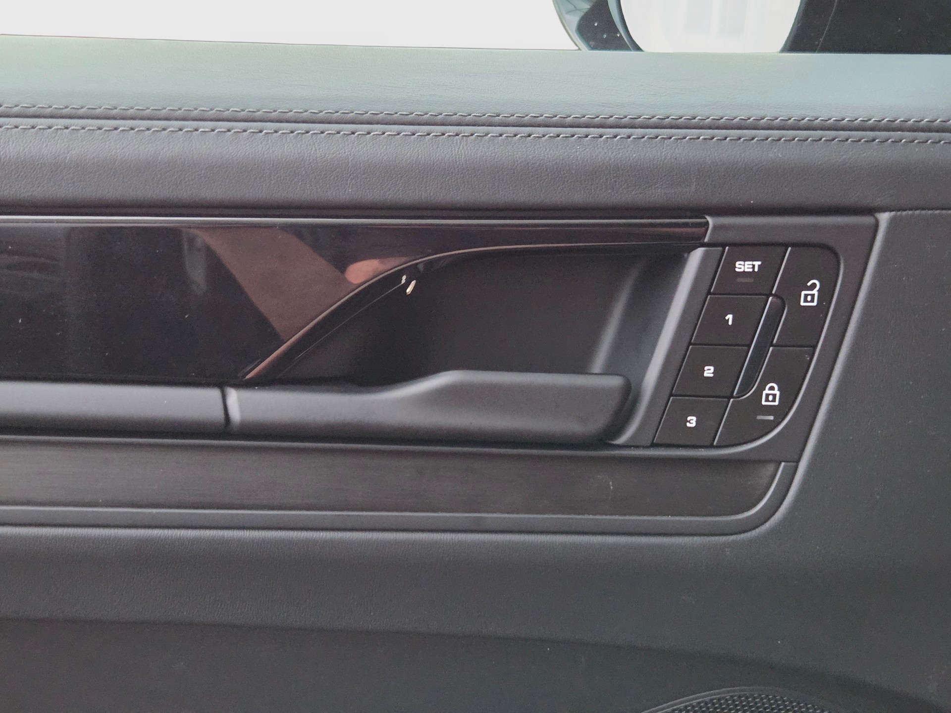 PORSCHE Cayenne Black Edition Tiptronic-image-17