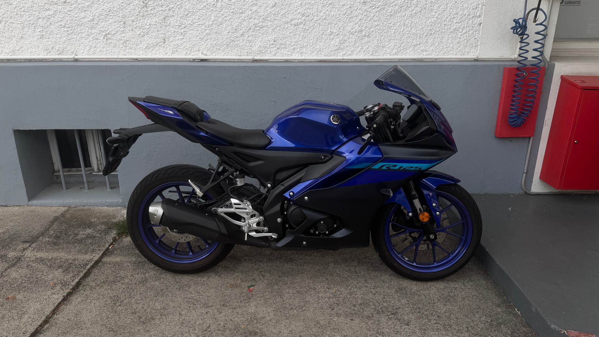 YAMAHA YZF-R 125 ABS-image-1