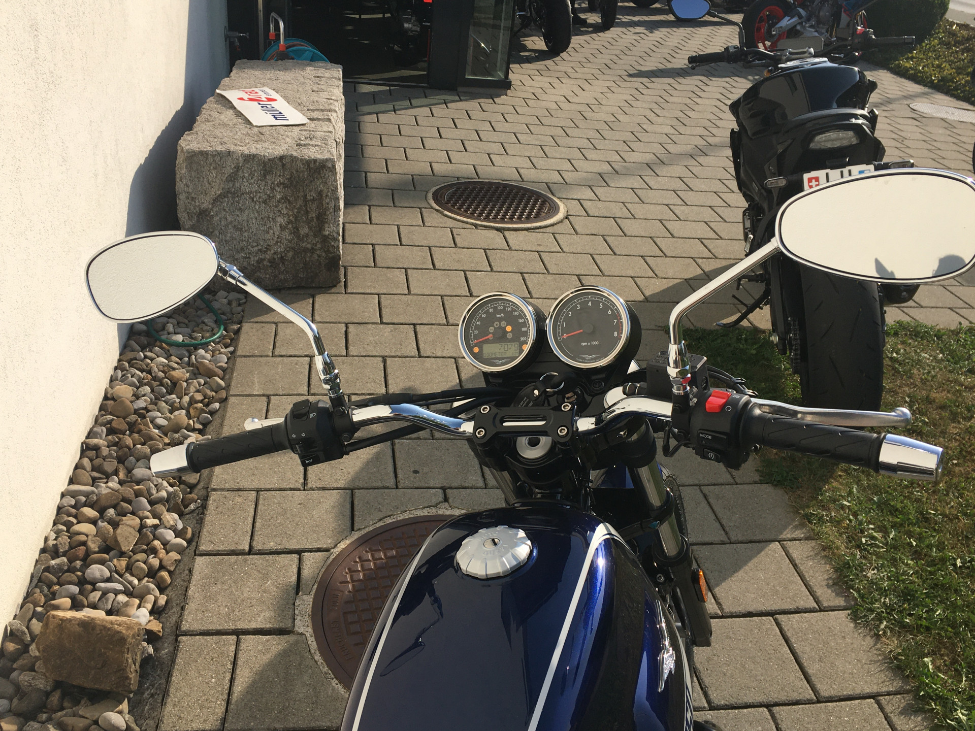 MOTO GUZZI V7 850 Special-image-4