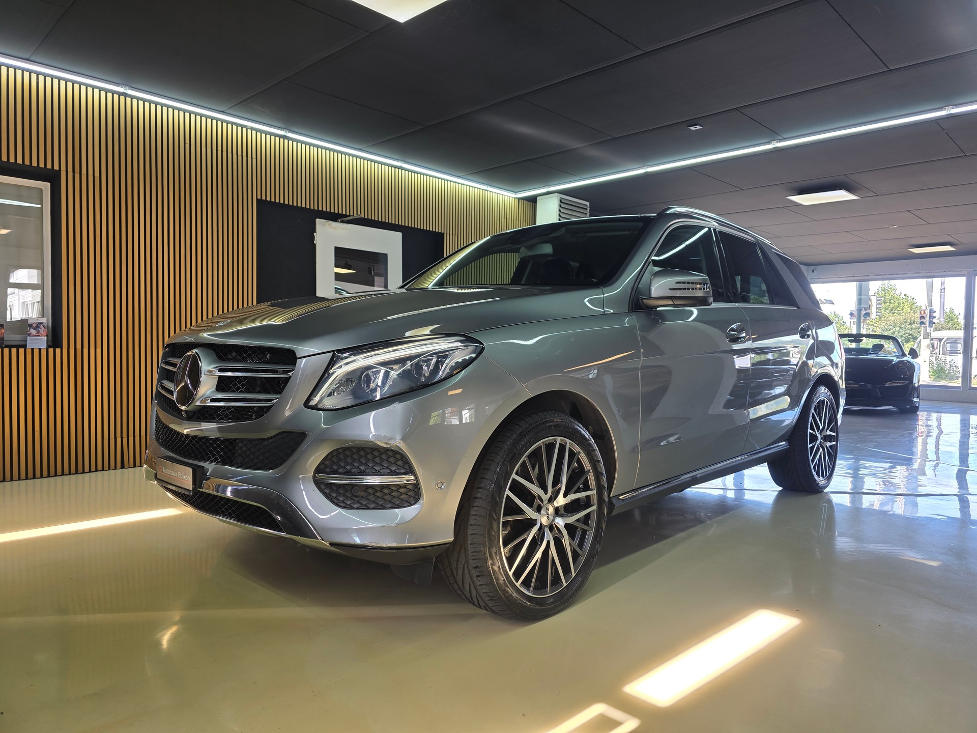 MERCEDES-BENZ GLE 500 e 4Matic 7G-Tronic-showroom-element-2