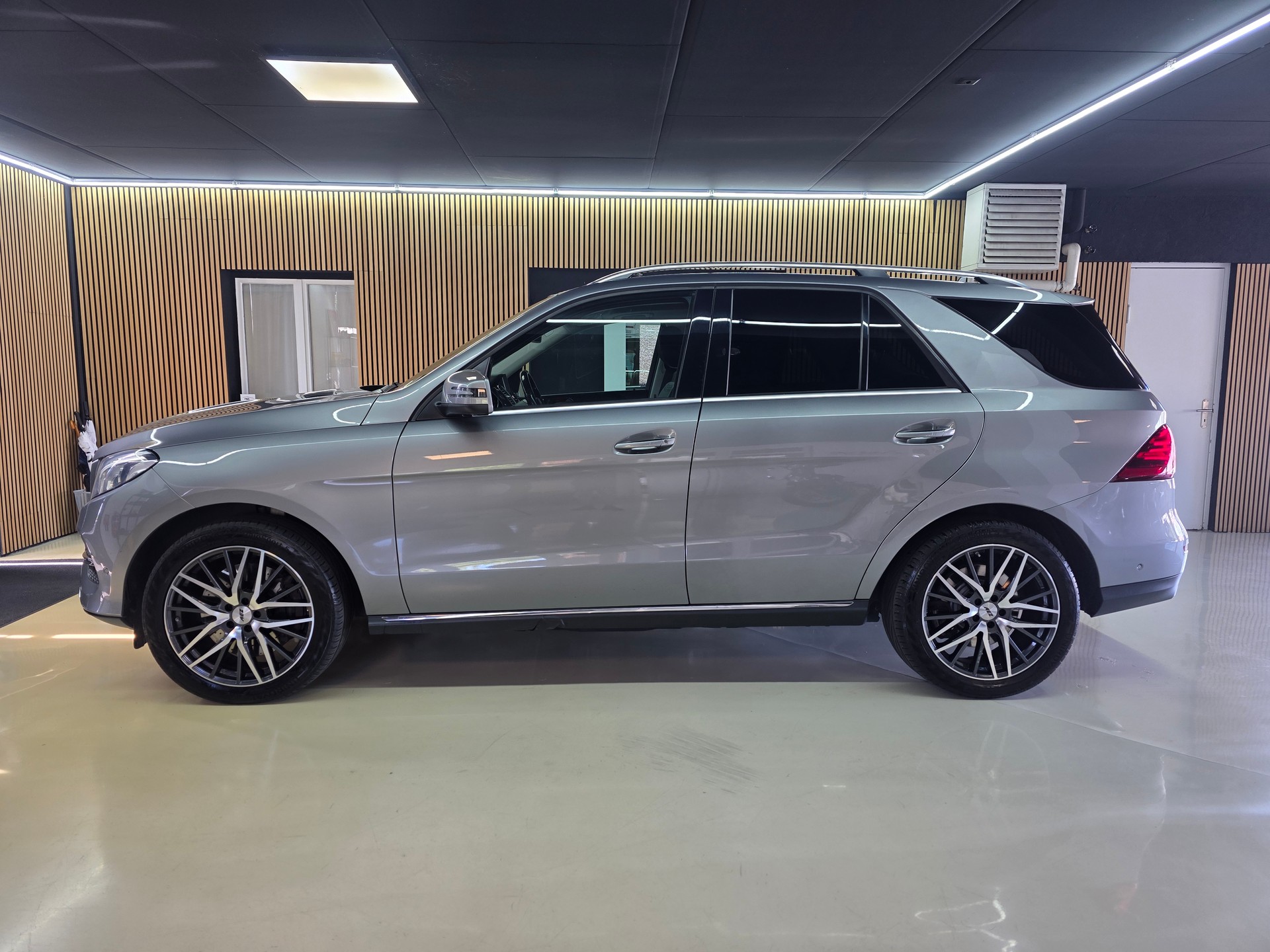MERCEDES-BENZ GLE 500 e 4Matic 7G-Tronic-showroom-element-3