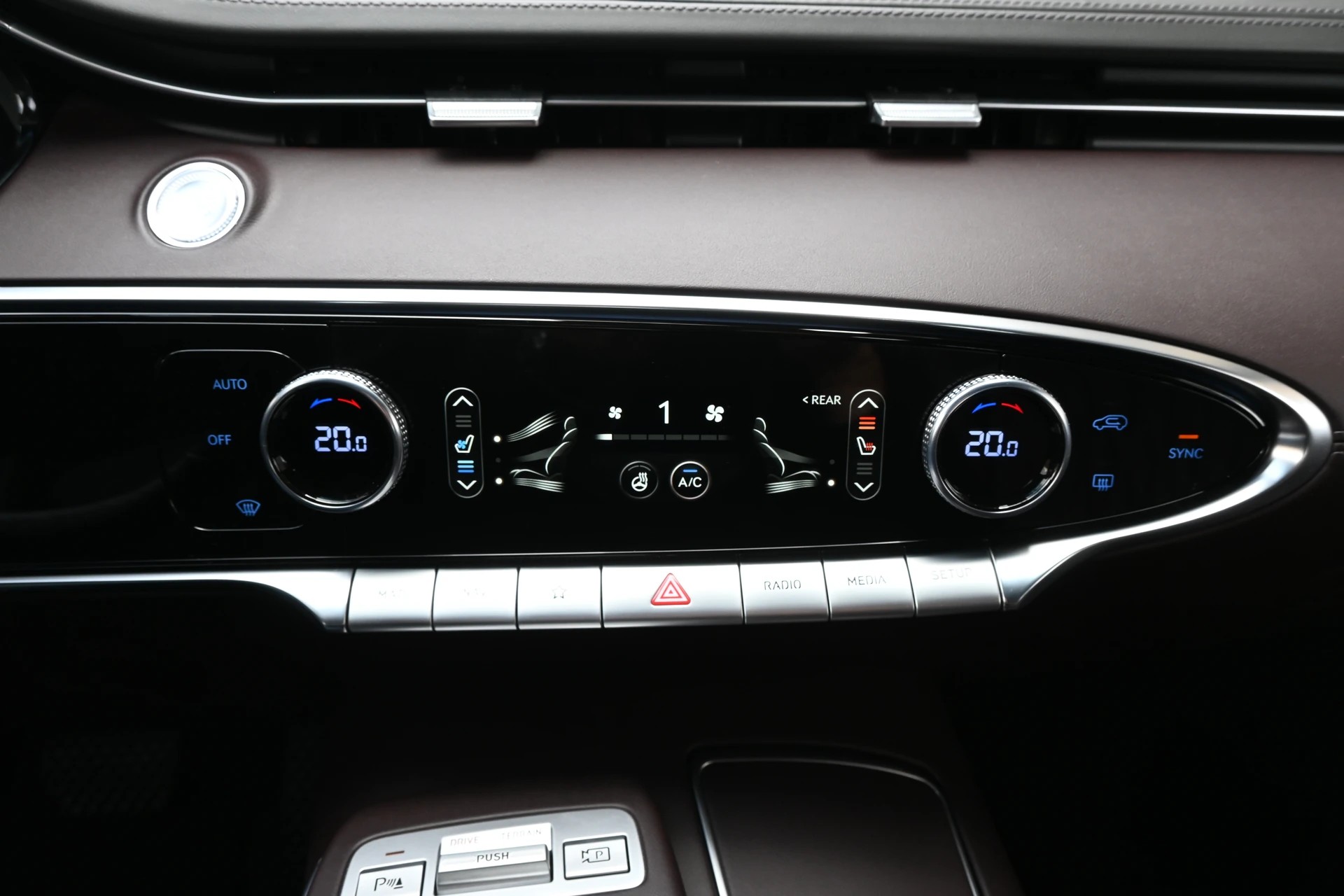 GENESIS GV70 2.2 CRDI Luxury Black Edition AT8 AWD 4X4 + Voll-Ausstattung-image-15