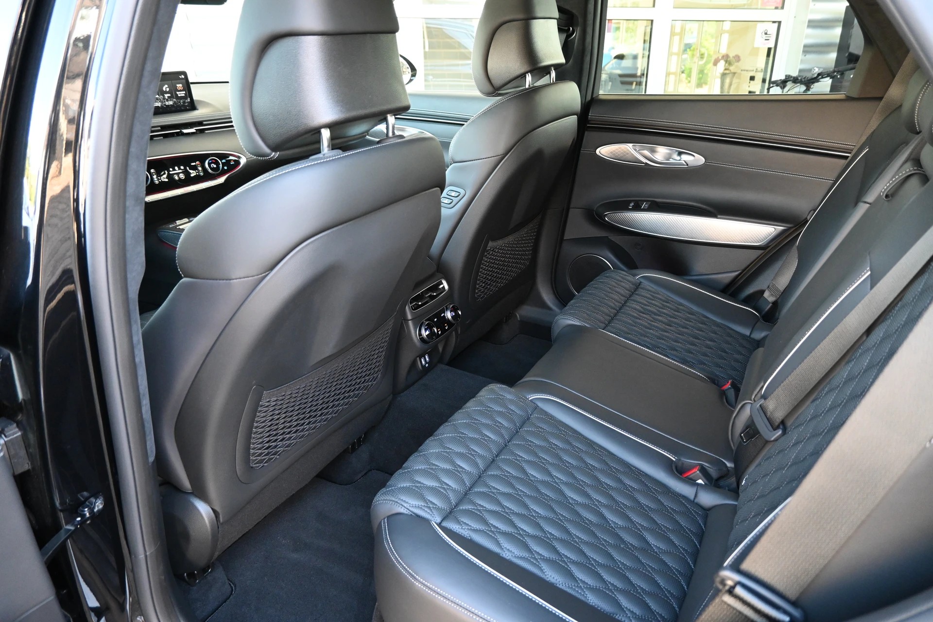 GENESIS GV70 2.2 CRDI Luxury Black Edition AT8 AWD 4X4 + Voll-Ausstattung-image-12