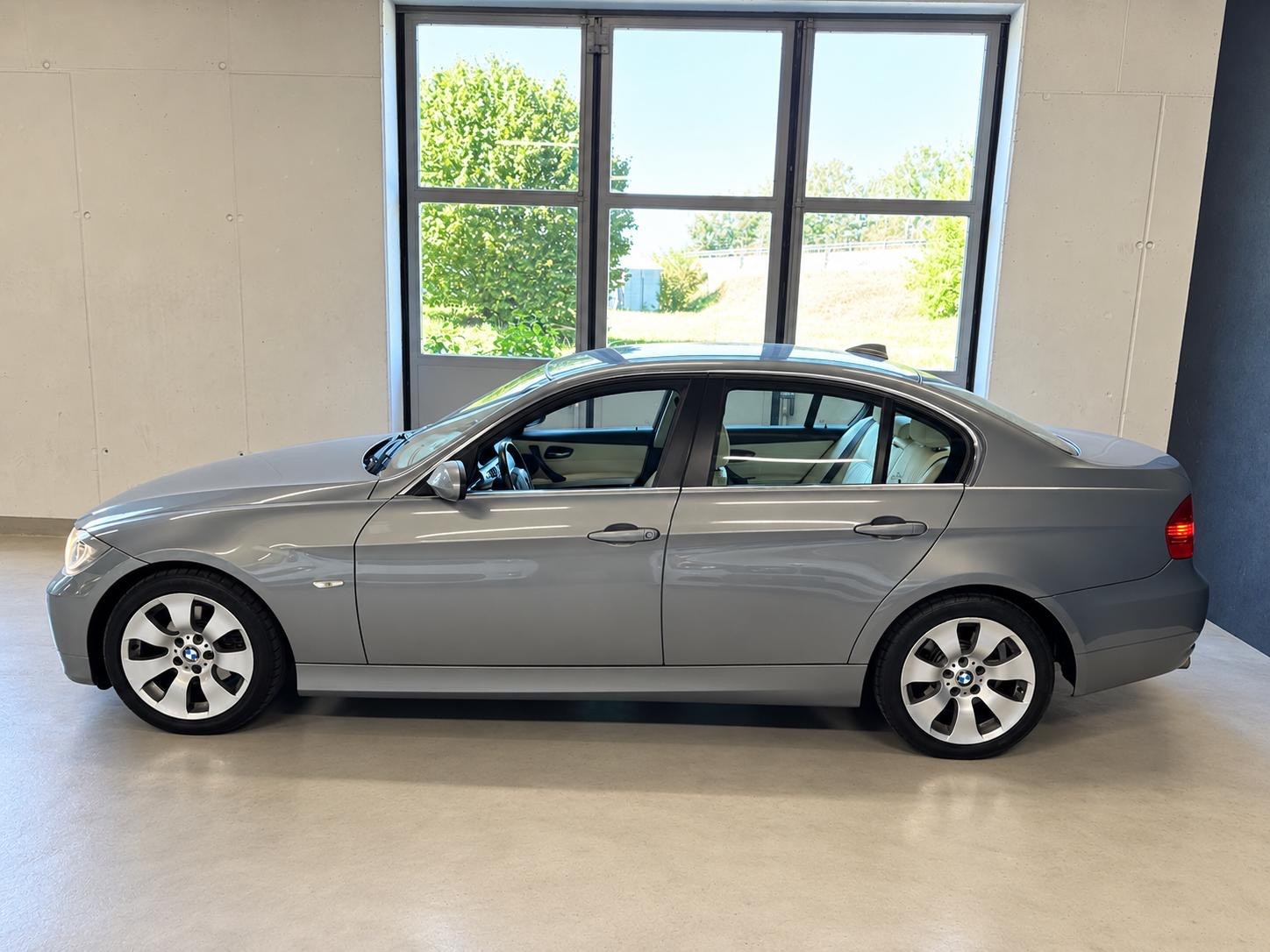 BMW 325i-image-6