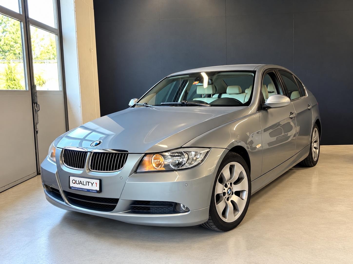 BMW 325i-image-1