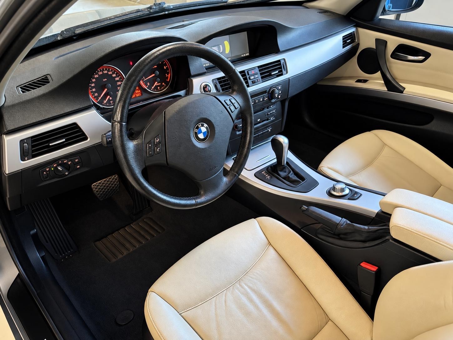 BMW 325i-image-10