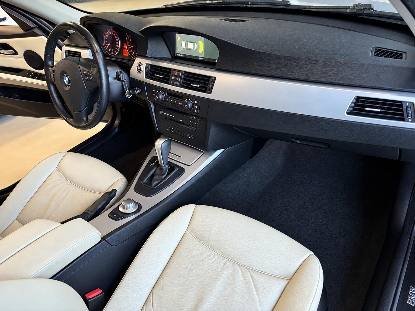 BMW 325i-image-9