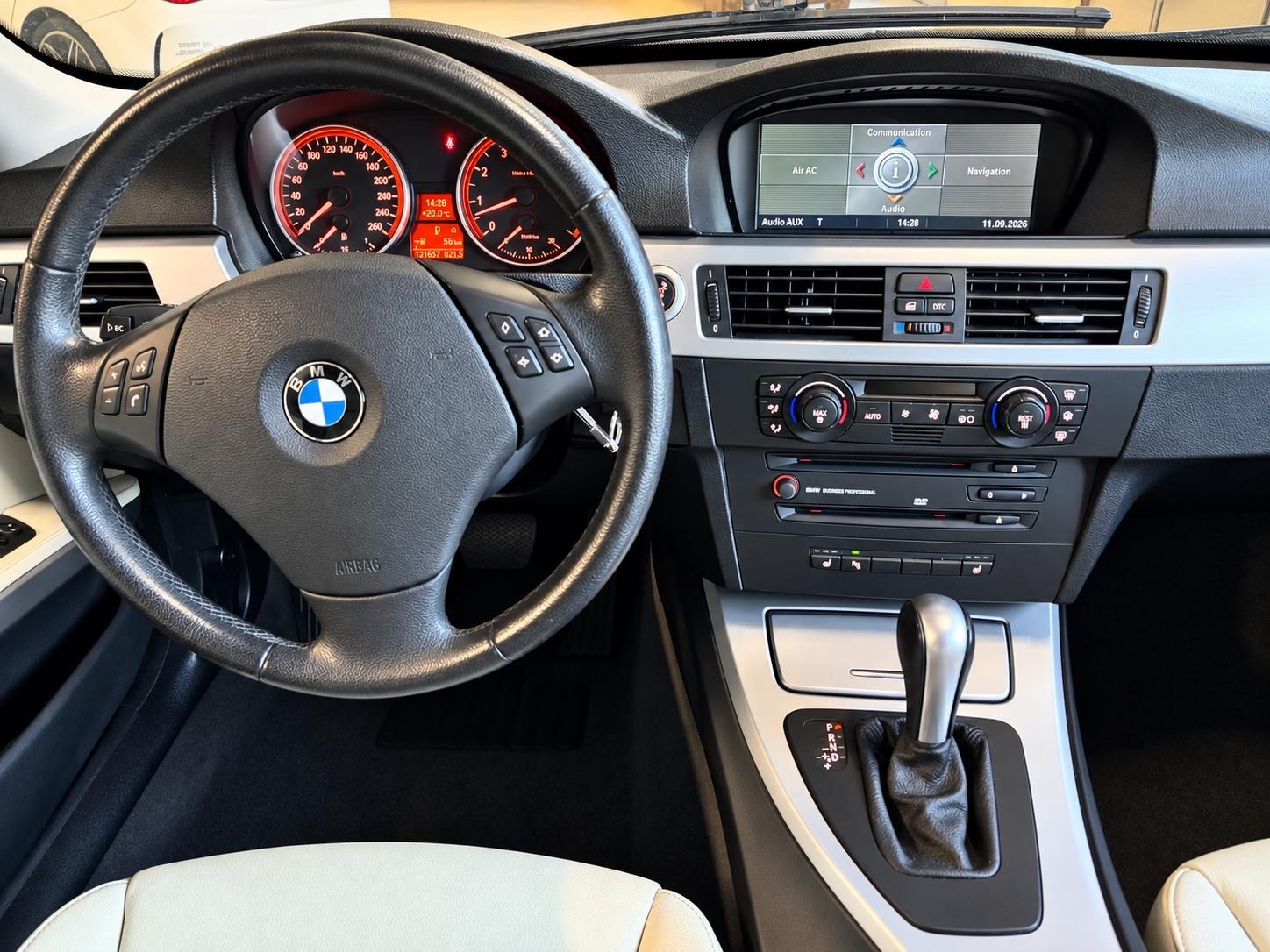 BMW 325i-image-12
