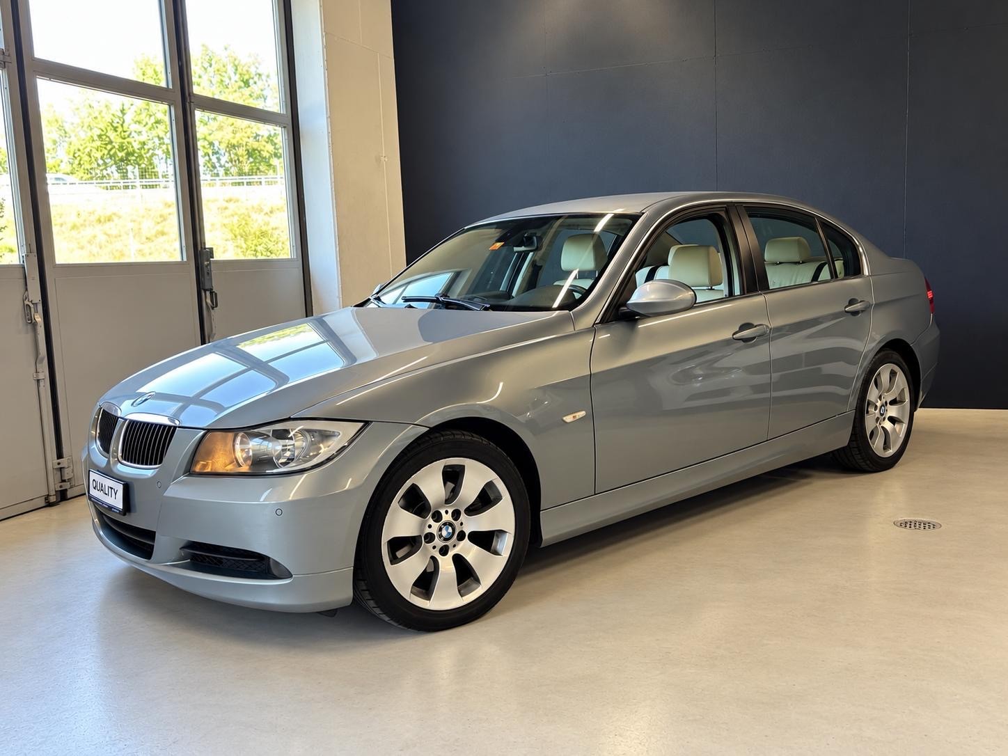 BMW 325i-image-5