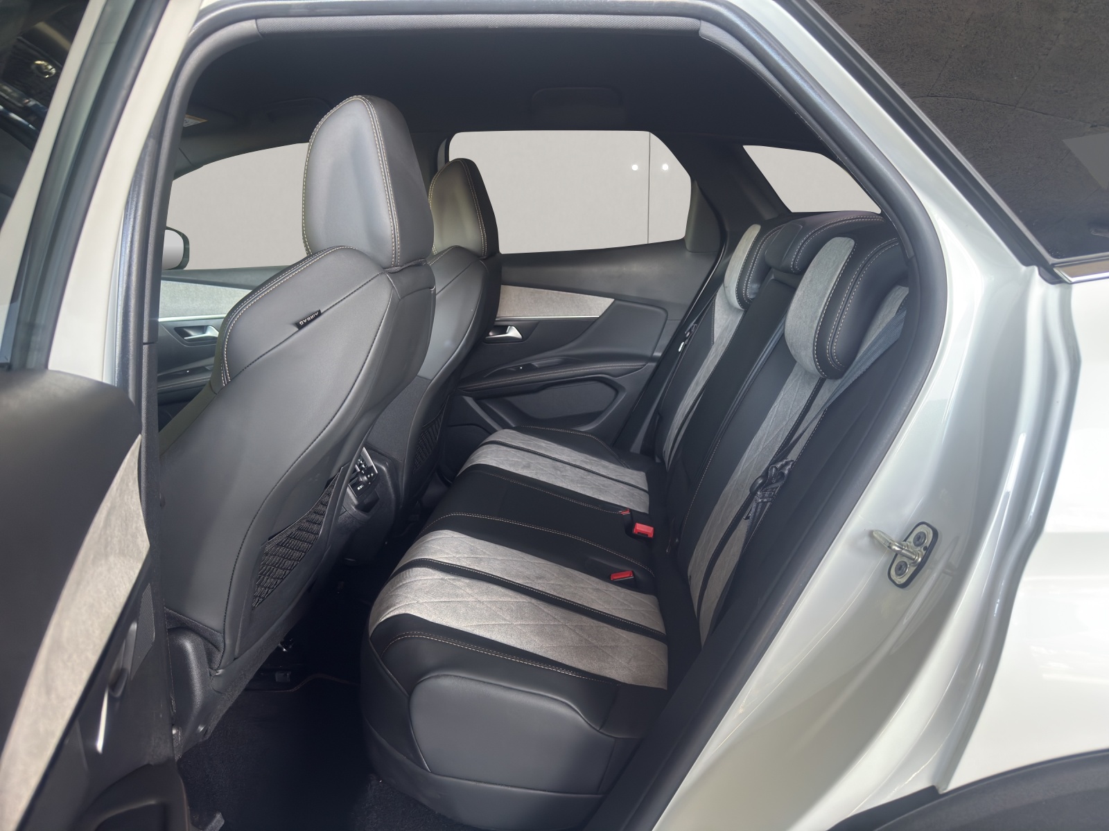 PEUGEOT 3008 1.6 Plug-in 300 PS Hybrid4 GT AWD-image-6